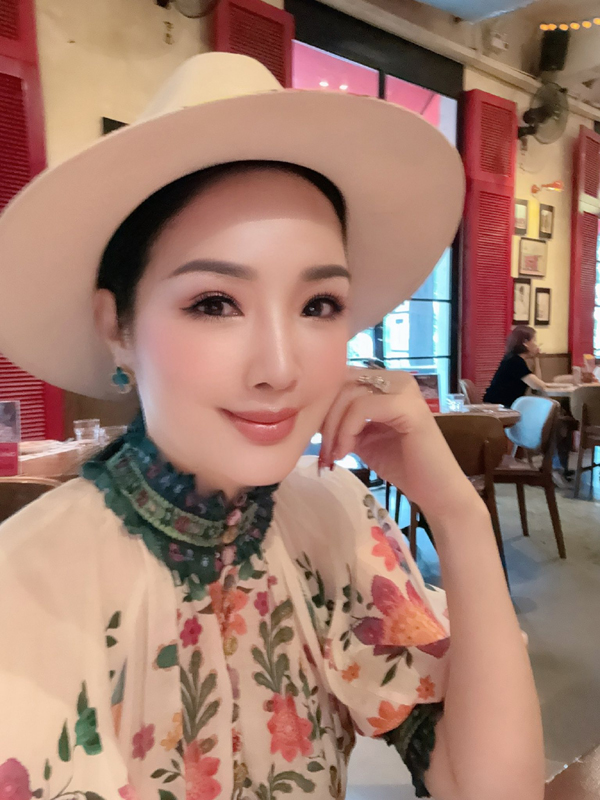 Nhan sắc tuổi U60 gây kinh ngạc của hoa hậu Việt 33 năm không có người kế nhiệm- Ảnh 9. Nhan sắc tuổi U60 gây kinh ngạc của hoa hậu Việt 33 năm không có người kế nhiệm- Ảnh 9.