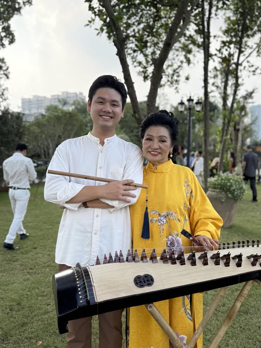 Mẹ ruột một nữ NSND làng nhạc: Thời trẻ nức tiếng tài sắc, U90 vẫn trẻ đẹp kinh ngạc- Ảnh 7. Mẹ ruột một nữ NSND làng nhạc: Thời trẻ nức tiếng tài sắc, U90 vẫn trẻ đẹp kinh ngạc- Ảnh 7.