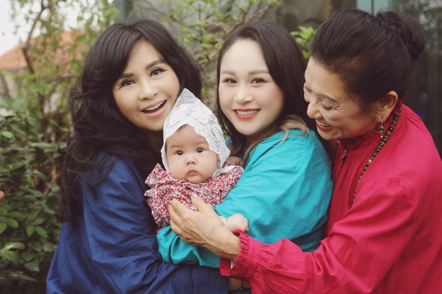 Mẹ ruột một nữ NSND làng nhạc: Thời trẻ nức tiếng tài sắc, U90 vẫn trẻ đẹp kinh ngạc- Ảnh 8. Mẹ ruột một nữ NSND làng nhạc: Thời trẻ nức tiếng tài sắc, U90 vẫn trẻ đẹp kinh ngạc- Ảnh 8.