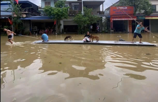 1 người chết, 3 người bị thương, sơ tán hàng trăm hộ do mưa lớn- Ảnh 2. 1 người chết, 3 người bị thương, sơ tán hàng trăm hộ do mưa lớn- Ảnh 2.