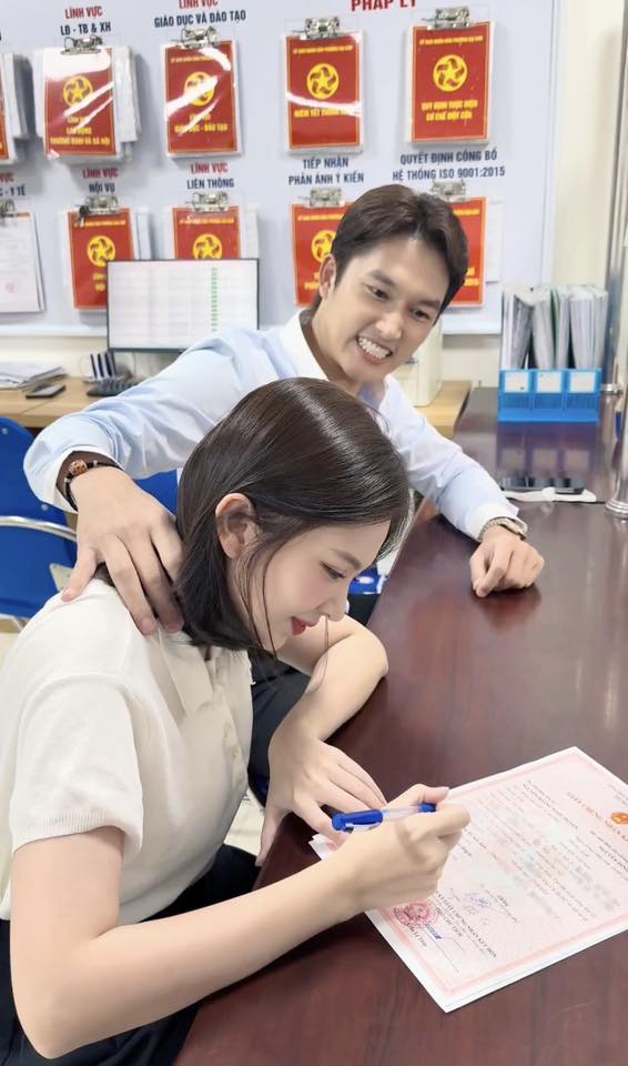 Lộ hình ảnh nữ chính trong 'Cha tôi người ở lại' bị Đình Tú 'ép' ký giấy đăng ký kết hôn- Ảnh 6. Lộ hình ảnh nữ chính trong 'Cha tôi người ở lại' bị Đình Tú 'ép' ký giấy đăng ký kết hôn- Ảnh 6.