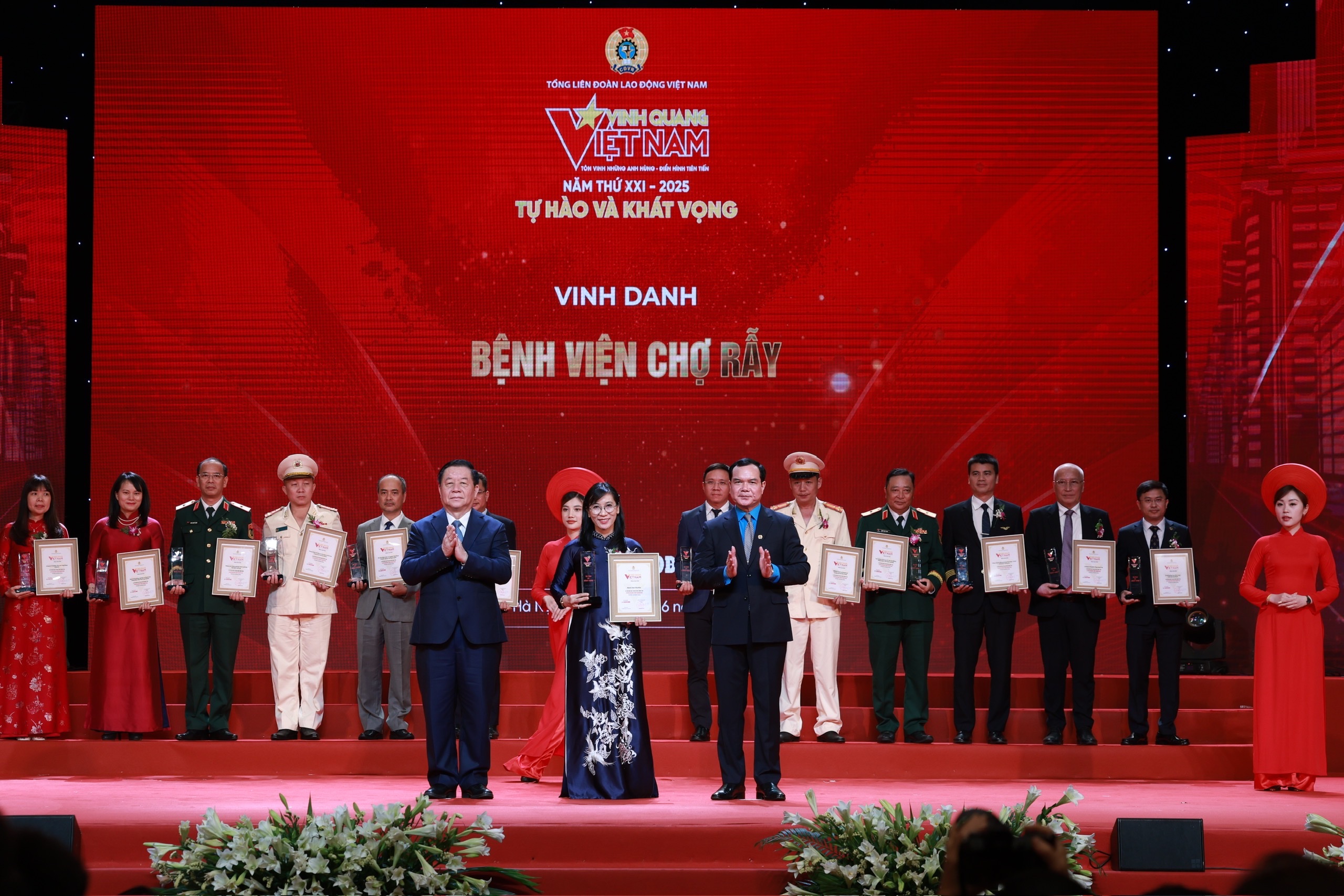 Bệnh viện hạng đặc biệt của Bộ Y tế ở phía Nam được vinh danh 'Vinh quang Việt Nam'- Ảnh 1. Bệnh viện hạng đặc biệt của Bộ Y tế ở phía Nam được vinh danh 'Vinh quang Việt Nam'- Ảnh 1.