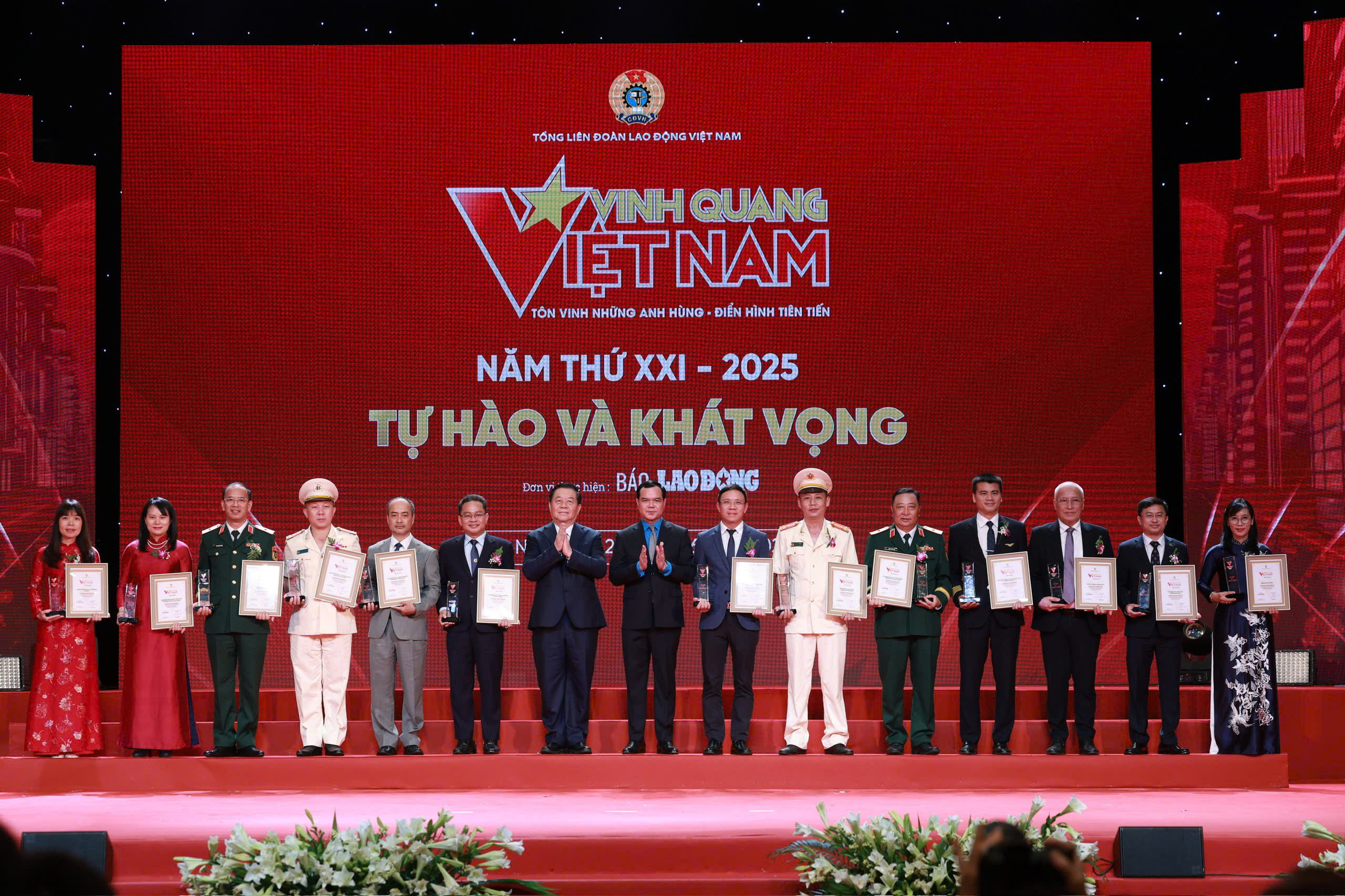 Bệnh viện hạng đặc biệt của Bộ Y tế ở phía Nam được vinh danh 'Vinh quang Việt Nam'- Ảnh 2. Bệnh viện hạng đặc biệt của Bộ Y tế ở phía Nam được vinh danh 'Vinh quang Việt Nam'- Ảnh 2.