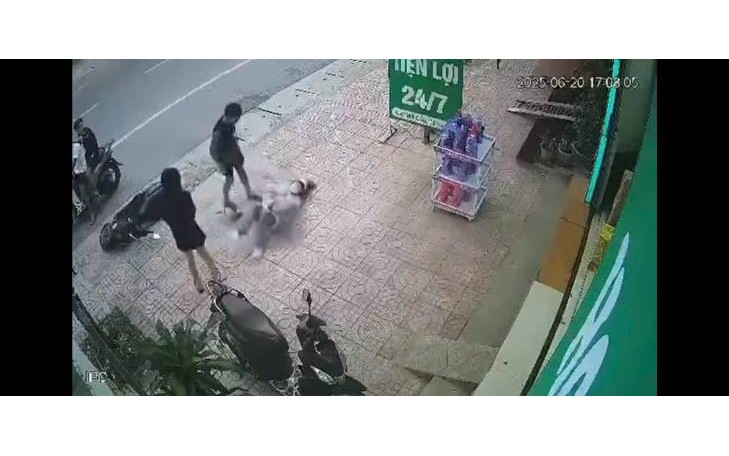 Nam thanh niên ra tay đánh gục cô gái giữa đường  