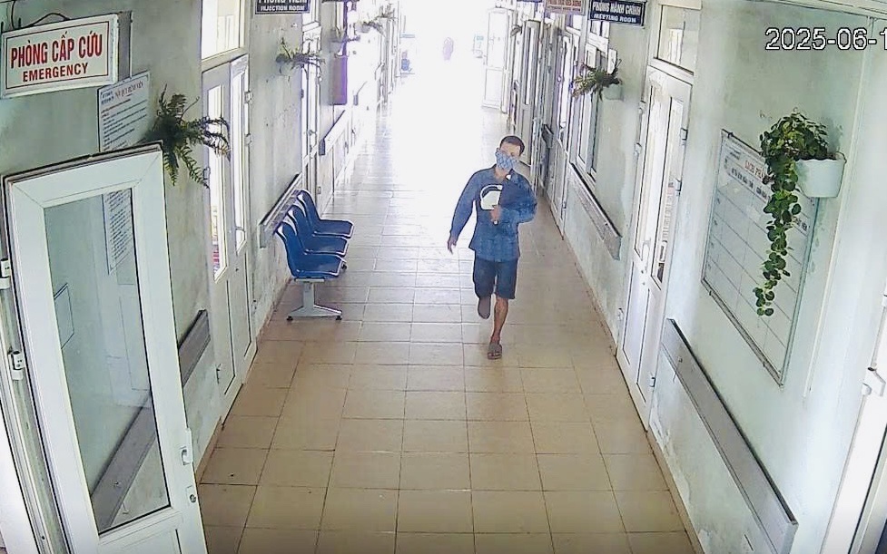 Hành vi bất thường của người phụ nữ giả vờ xin nước uống- Ảnh 3. Hành vi bất thường của người phụ nữ giả vờ xin nước uống- Ảnh 3.