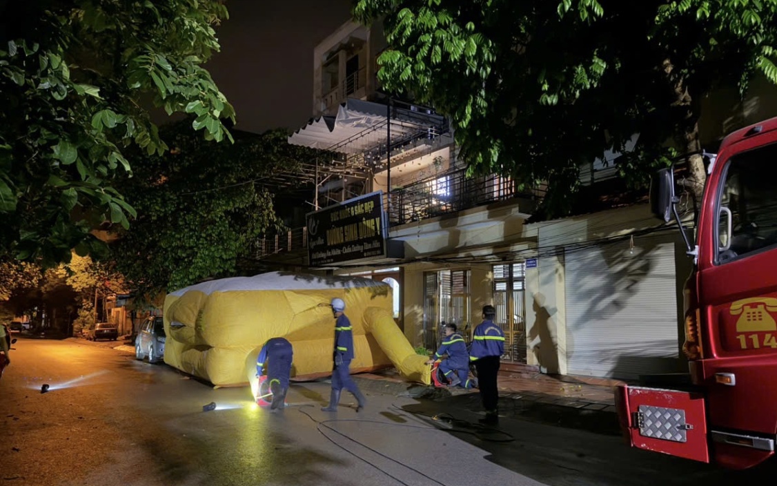 Cứu người phụ nữ có ý định nhảy từ tầng 3 xuống đất