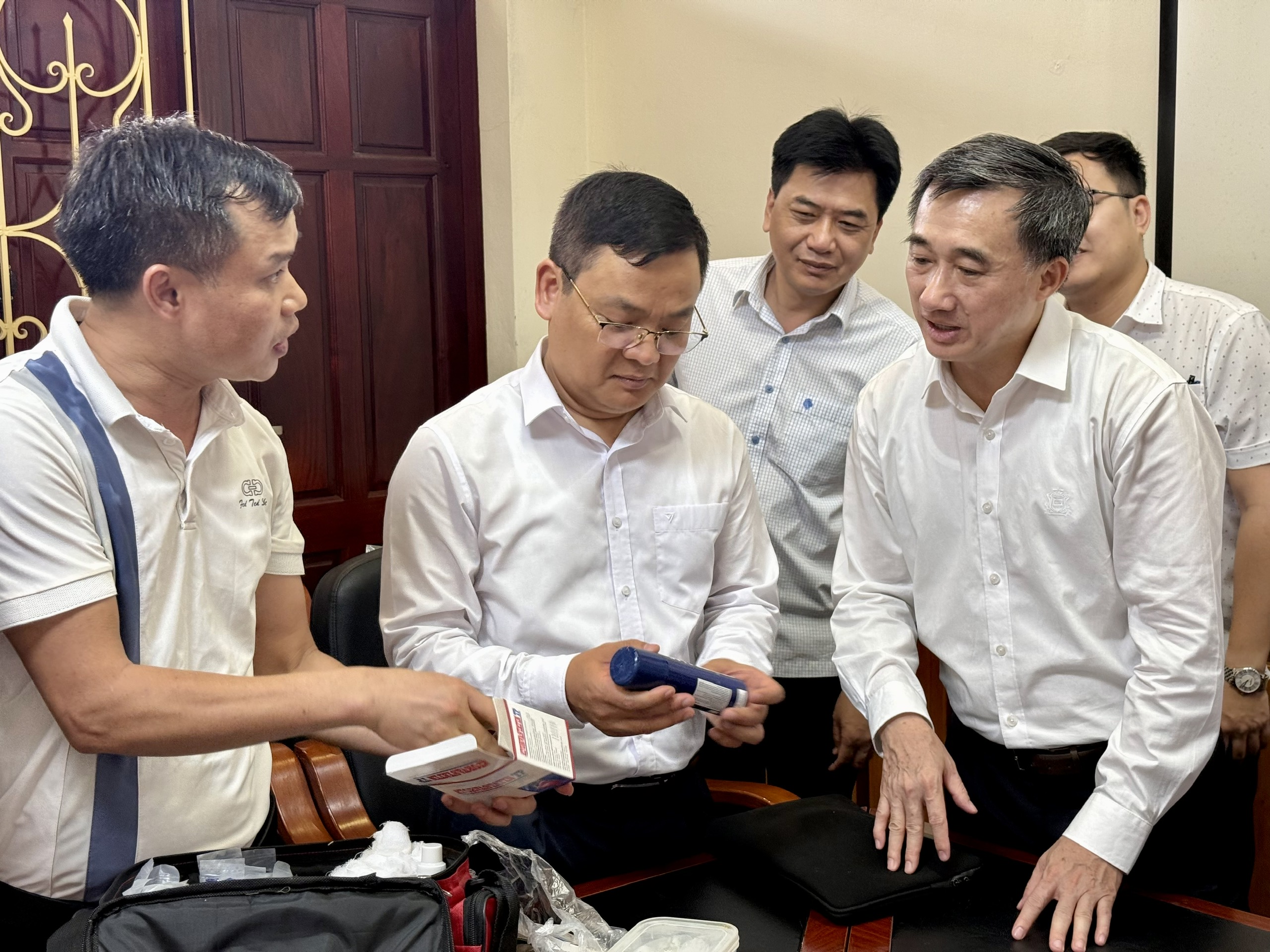 Thứ trưởng Bộ Y tế: Rà soát kỹ lưỡng để đảm bảo tốt nhất công tác y tế phục vụ kỳ thi tốt nghiệp THPT 2025 - Ảnh 4. Thứ trưởng Bộ Y tế: Rà soát kỹ lưỡng để đảm bảo tốt nhất công tác y tế phục vụ kỳ thi tốt nghiệp THPT 2025 - Ảnh 4.
