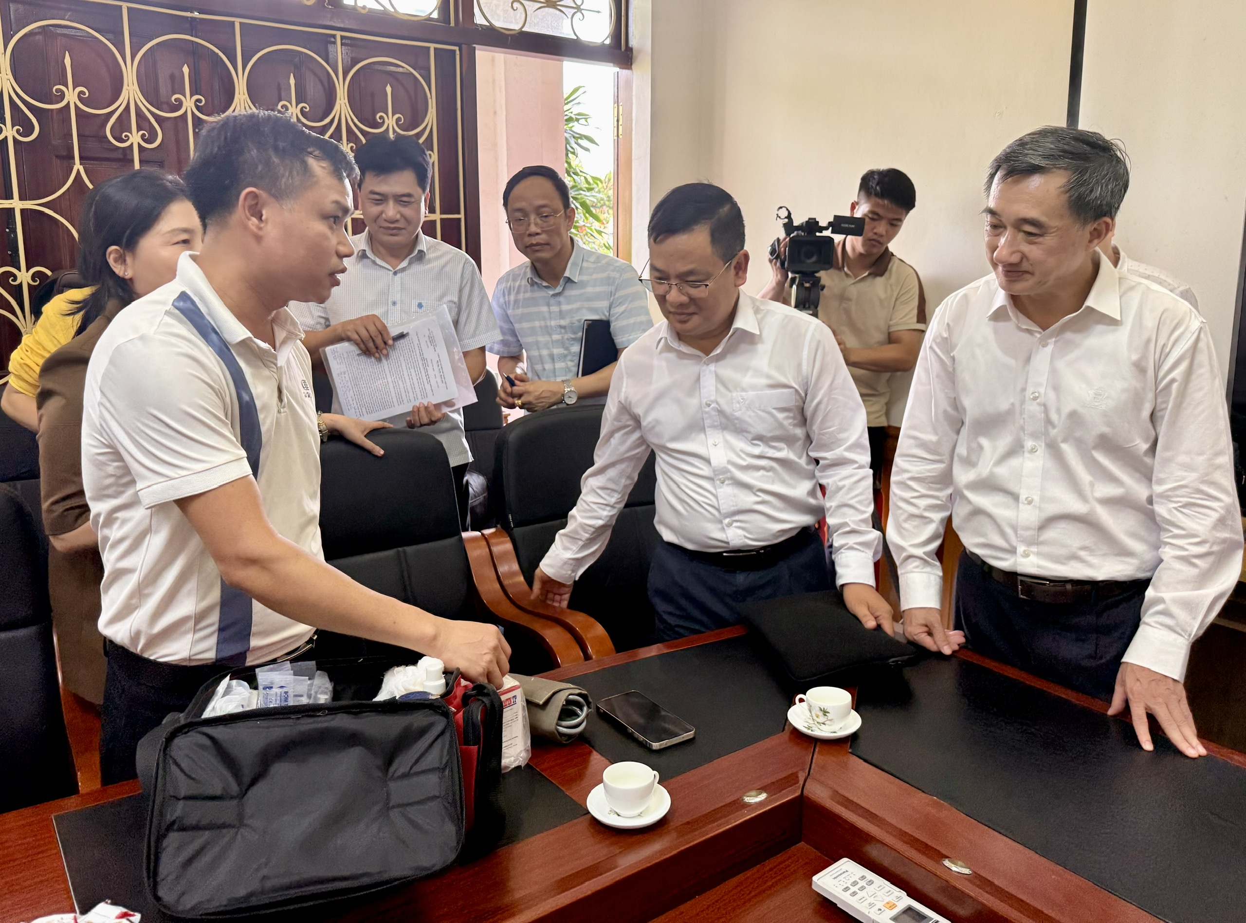 Thứ trưởng Bộ Y tế: Rà soát kỹ lưỡng để đảm bảo tốt nhất công tác y tế phục vụ kỳ thi tốt nghiệp THPT 2025 - Ảnh 3. Thứ trưởng Bộ Y tế: Rà soát kỹ lưỡng để đảm bảo tốt nhất công tác y tế phục vụ kỳ thi tốt nghiệp THPT 2025 - Ảnh 3.