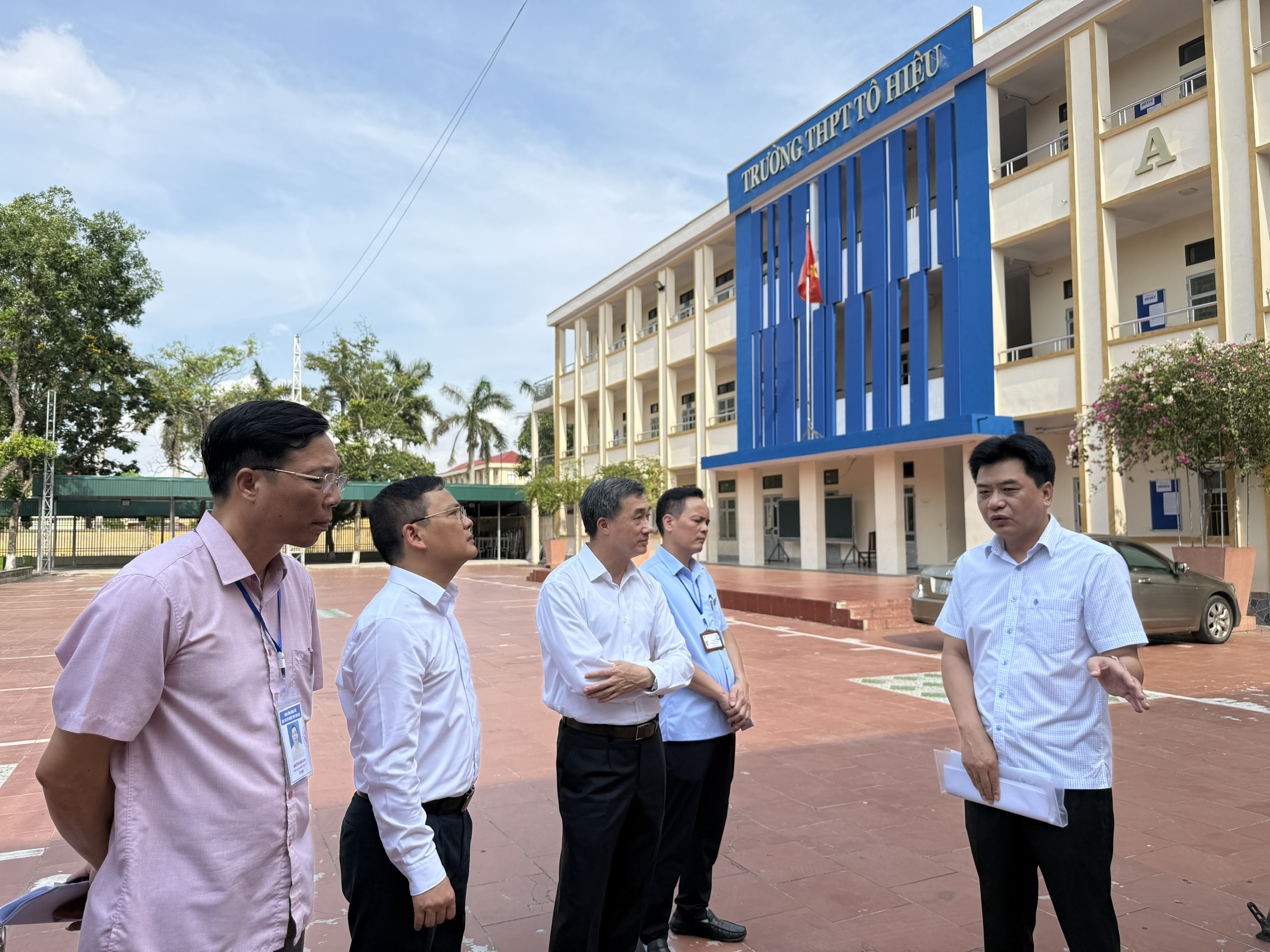 Thứ trưởng Bộ Y tế: Rà soát kỹ lưỡng để đảm bảo tốt nhất công tác y tế phục vụ kỳ thi tốt nghiệp THPT 2025 - Ảnh 2. Thứ trưởng Bộ Y tế: Rà soát kỹ lưỡng để đảm bảo tốt nhất công tác y tế phục vụ kỳ thi tốt nghiệp THPT 2025 - Ảnh 2.