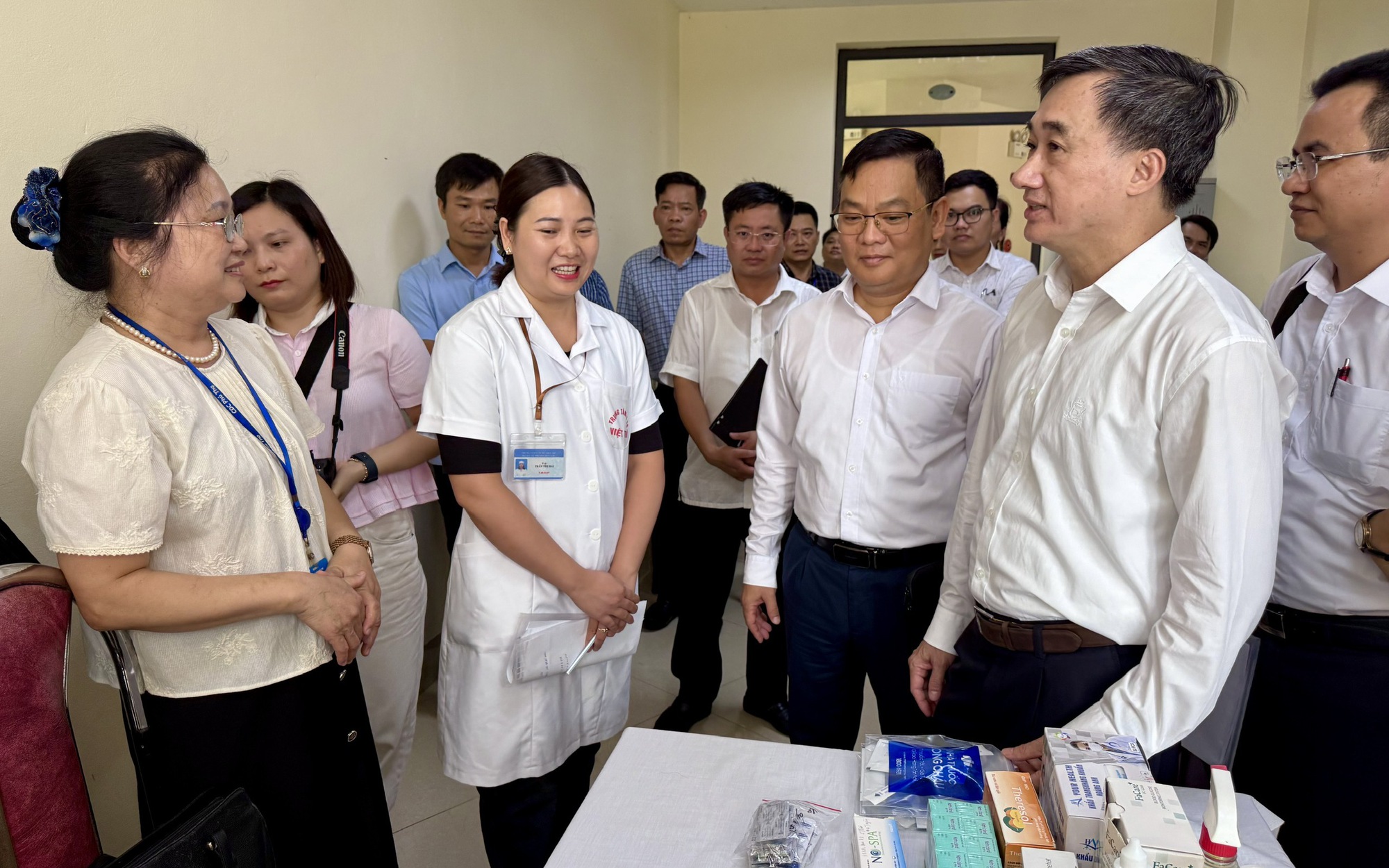 Thứ trưởng Bộ Y tế: Rà soát kỹ lưỡng để đảm bảo tốt nhất công tác y tế phục vụ kỳ thi tốt nghiệp THPT 2025 - Ảnh 7. Thứ trưởng Bộ Y tế Trần Văn Thuấn kiểm tra công tác đảm bảo y tế phục vụ thi tốt nghiệp THPT tại Phú Thọ