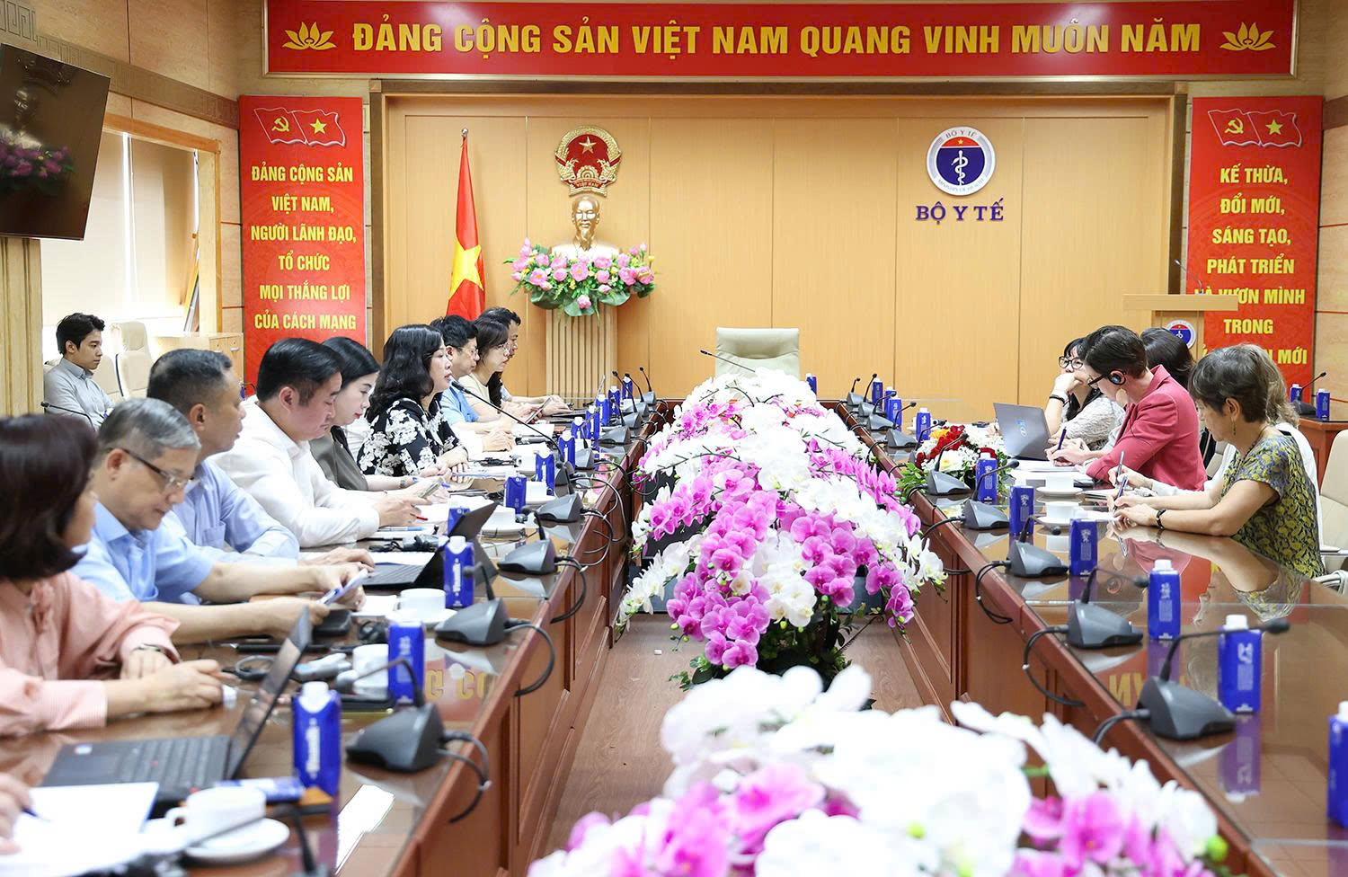 WHO luôn sẵn sàng đồng hành cùng Bộ Y tế triển khai các chương trình ưu tiên chăm sóc sức khoẻ nhân dân- Ảnh 3. WHO luôn sẵn sàng đồng hành cùng Bộ Y tế triển khai các chương trình ưu tiên chăm sóc sức khoẻ nhân dân- Ảnh 3.