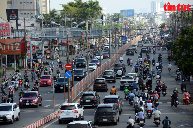 TP Hồ Chí Minh tổ chức đưa rước cán bộ từ Bình Dương, Bà Rịa - Vũng Tàu sau sáp nhập- Ảnh 1. TP Hồ Chí Minh tổ chức đưa rước cán bộ từ Bình Dương, Bà Rịa - Vũng Tàu sau sáp nhập- Ảnh 1.