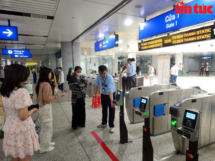 TP Hồ Chí Minh áp dụng hệ thống thu phí tự động trên tuyến metro số 1 từ ngày 1/7- Ảnh 2. TP Hồ Chí Minh áp dụng hệ thống thu phí tự động trên tuyến metro số 1 từ ngày 1/7- Ảnh 2.