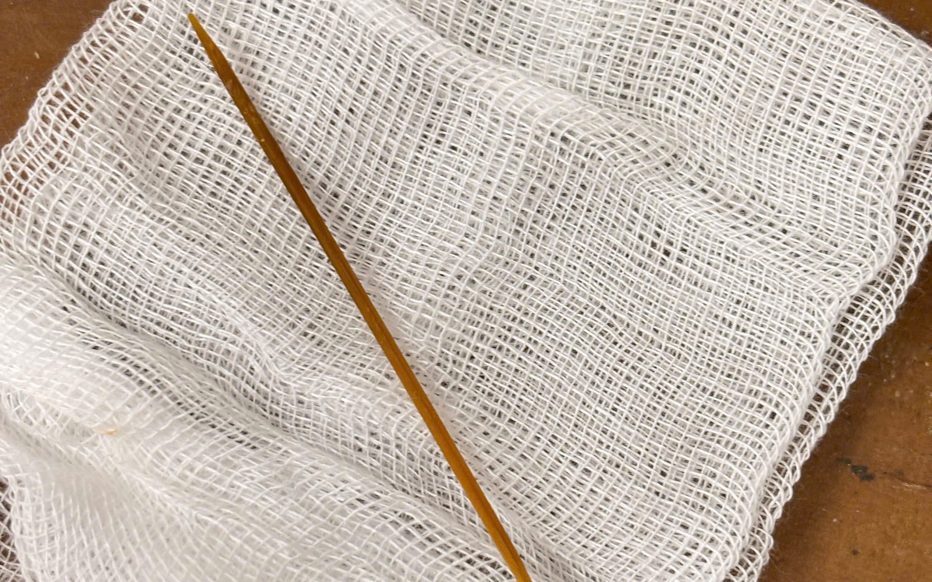 Nuốt tăm tre, người phụ nữ 35 tuổi bị áp xe ổ bụng phải mổ cấp cứu- Ảnh 2.