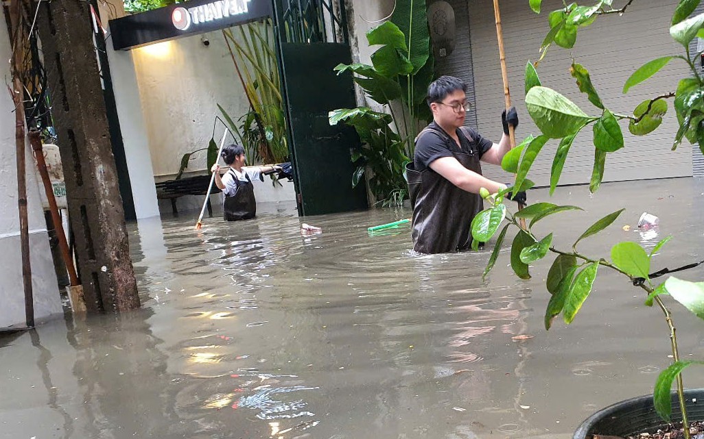 Hàng loạt tuyến phố ở Hà Nội có nguy cơ ngập do mưa lớn sáng nay