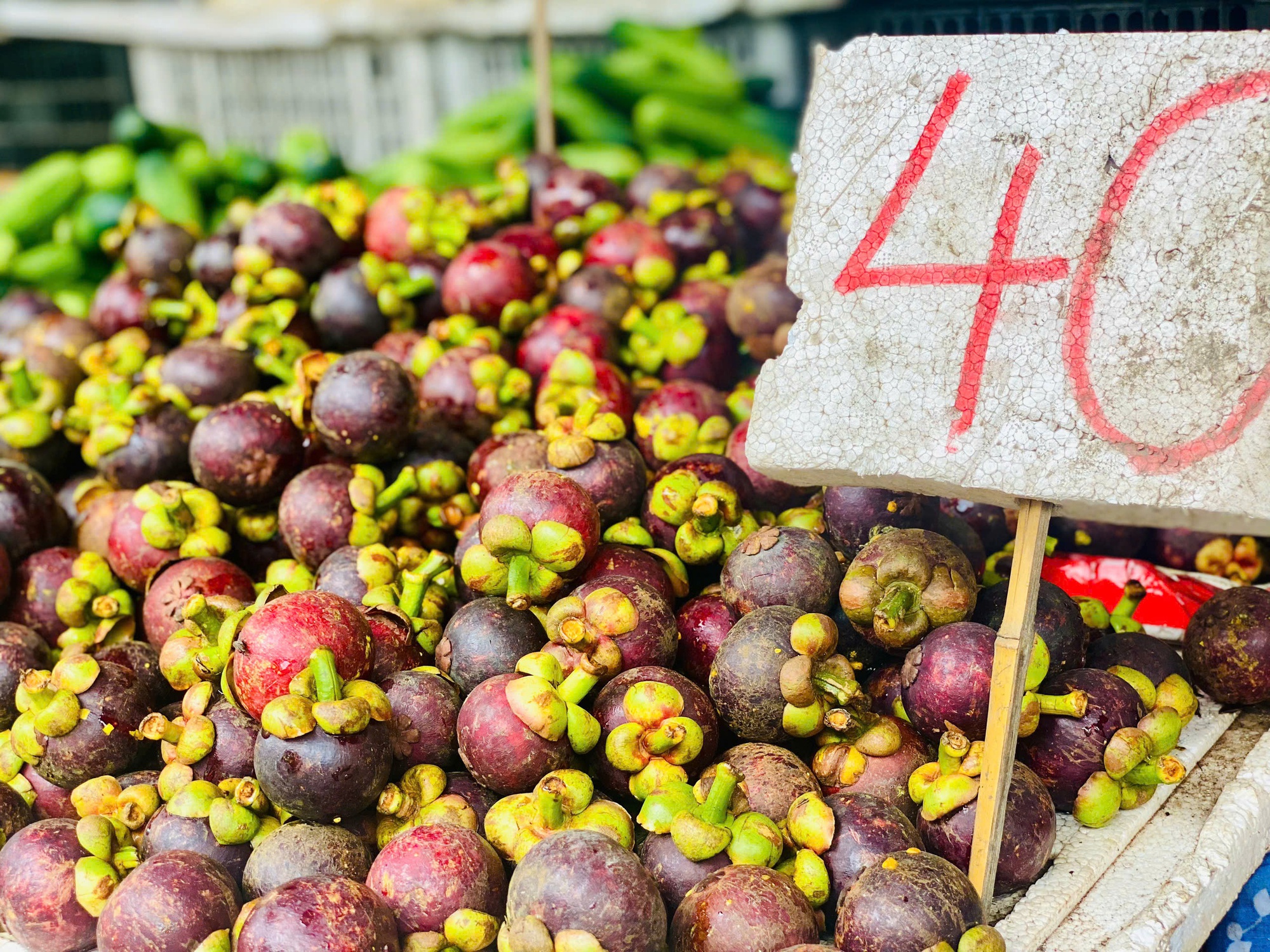 Măng cụt vào mùa giá 'siêu hời', tiểu thương chia sẻ cách loại bỏ quả hỏng, tránh lãng phí- Ảnh 2. Măng cụt vào mùa giá 'siêu hời', tiểu thương chia sẻ cách loại bỏ quả hỏng, tránh lãng phí- Ảnh 2.