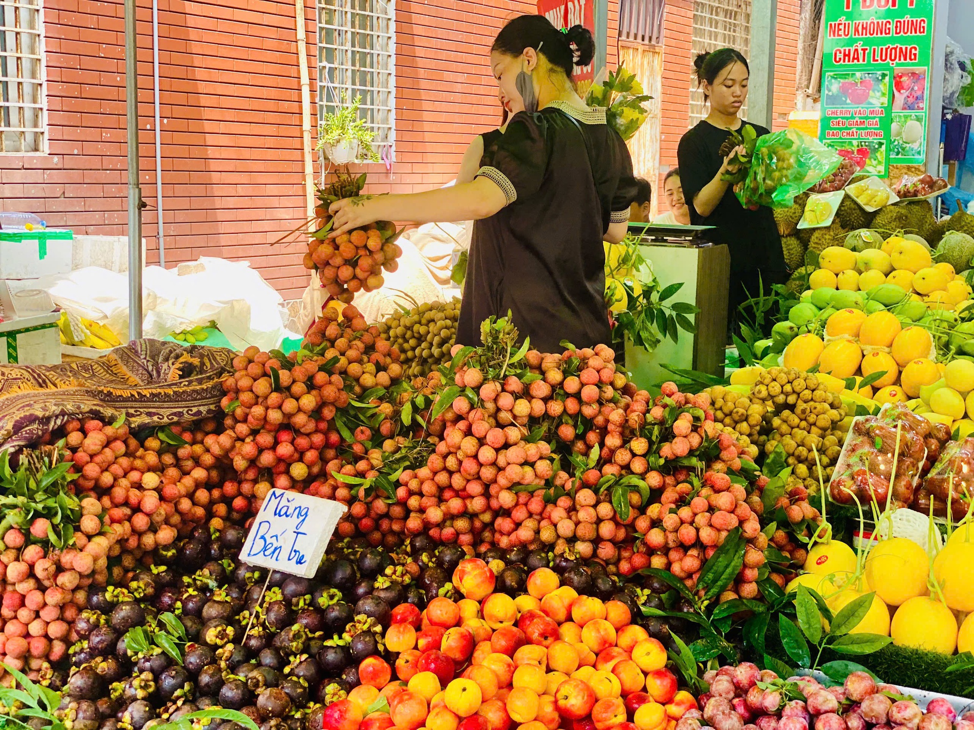 Măng cụt vào mùa giá 'siêu hời', tiểu thương chia sẻ cách loại bỏ quả hỏng, tránh lãng phí- Ảnh 4. Măng cụt vào mùa giá 'siêu hời', tiểu thương chia sẻ cách loại bỏ quả hỏng, tránh lãng phí- Ảnh 4.