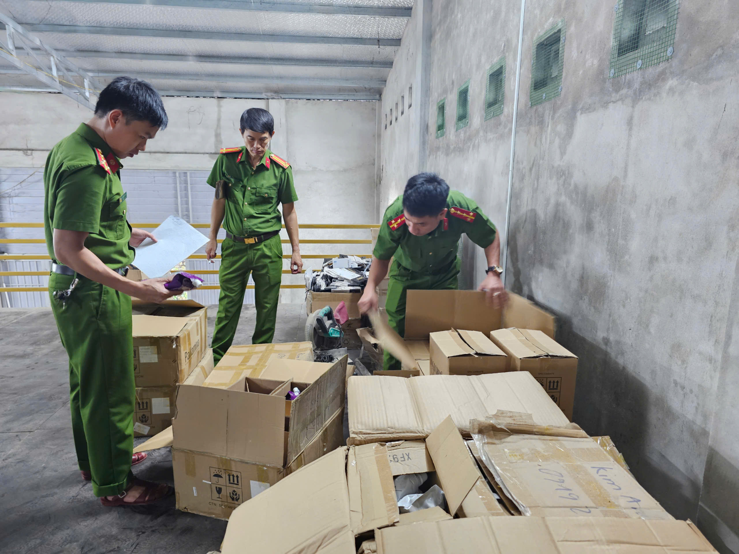Quảng Trị phát hiện 2,5 tấn mỹ phẩm không rõ nguồn gốc- Ảnh 2. Quảng Trị phát hiện 2,5 tấn mỹ phẩm không rõ nguồn gốc- Ảnh 2.