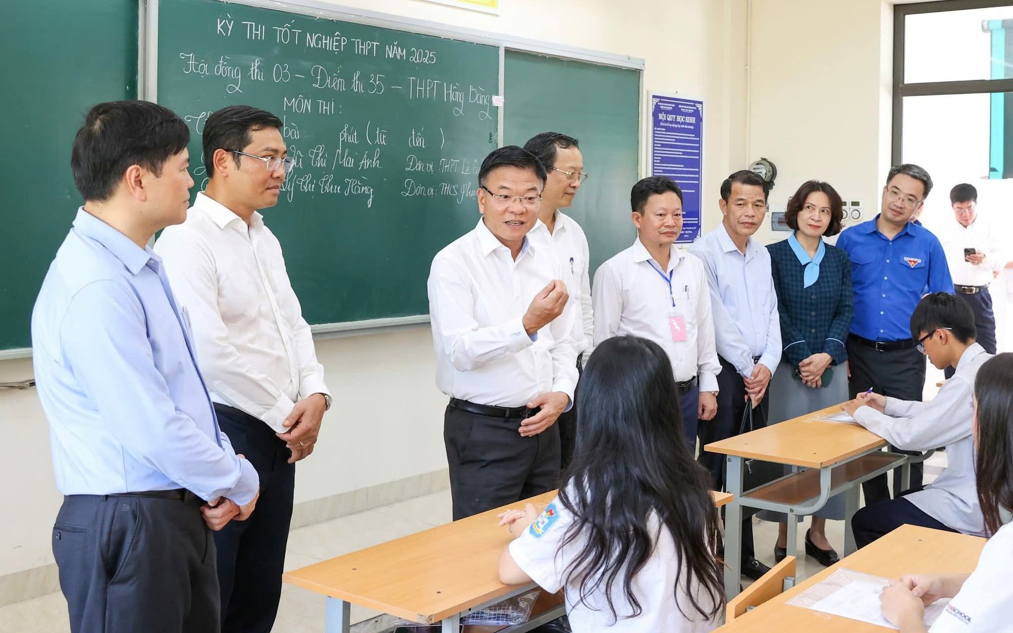 Thí sinh Hải Phòng phấn khởi vì đề Ngữ văn hay và rộng, nhiều chất liệu để viết- Ảnh 7. Phó Thủ tướng Lê Thành Long kiểm tra công tác tổ chức thi tốt nghiệp THPT 2025 tại Hải Phòng: Quyền lợi của thí sinh là cao nhất