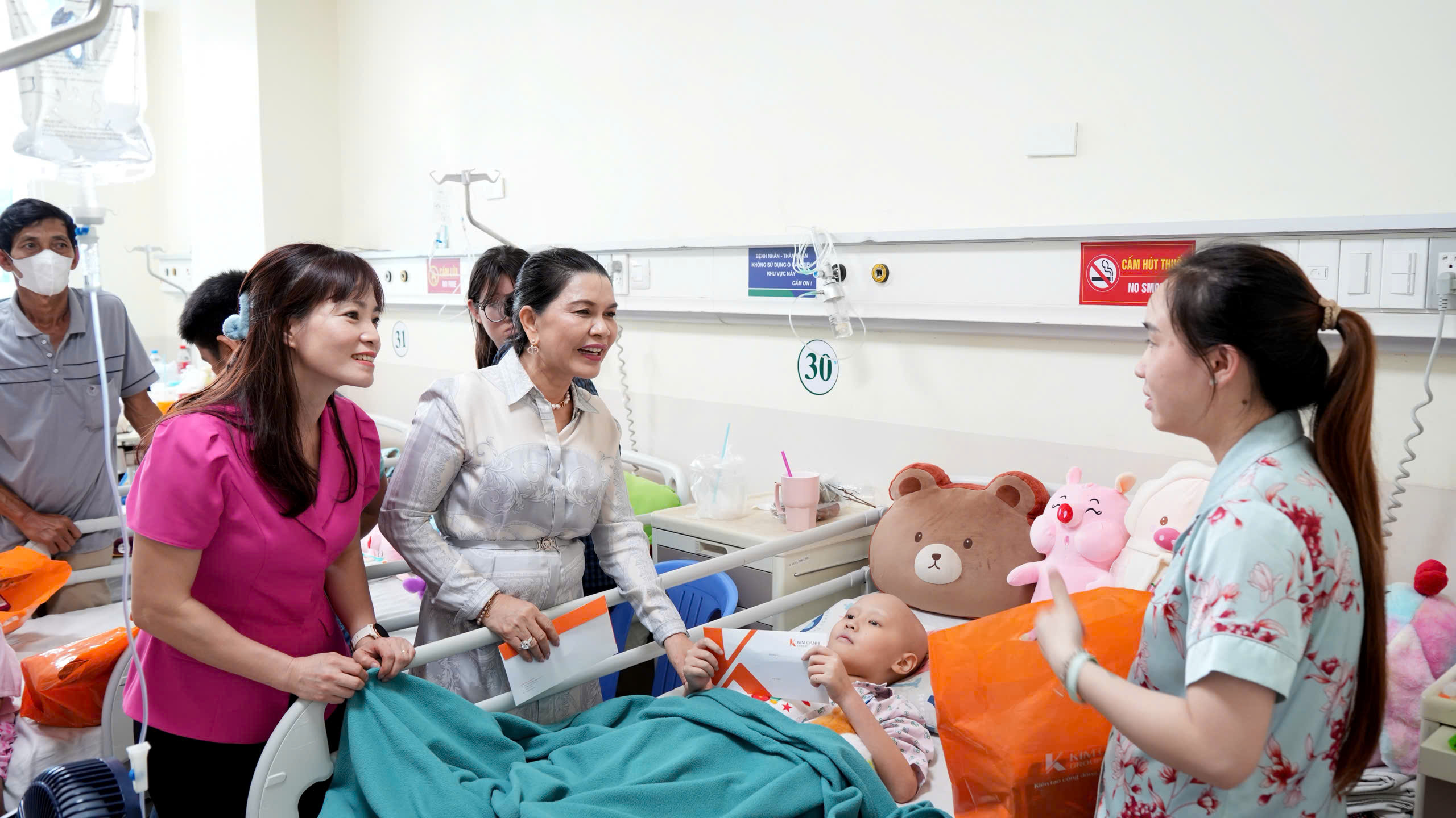 Tặng quà 1.000 bệnh nhi và hỗ trợ cho trẻ có hoàn cảnh khó khăn tại 9 bệnh viện- Ảnh 3. Tặng quà 1.000 bệnh nhi và hỗ trợ cho trẻ có hoàn cảnh khó khăn tại 9 bệnh viện- Ảnh 3.