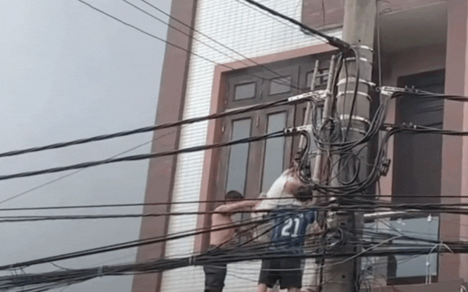 Cháy nhà 5 tầng ở Gia Lâm, 4 người được hàng xóm cứu thoát