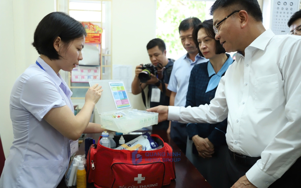 Phó Thủ tướng Lê Thành Long kiểm tra công tác chuẩn bị thi tốt nghiệp THPT tại Quảng Ninh