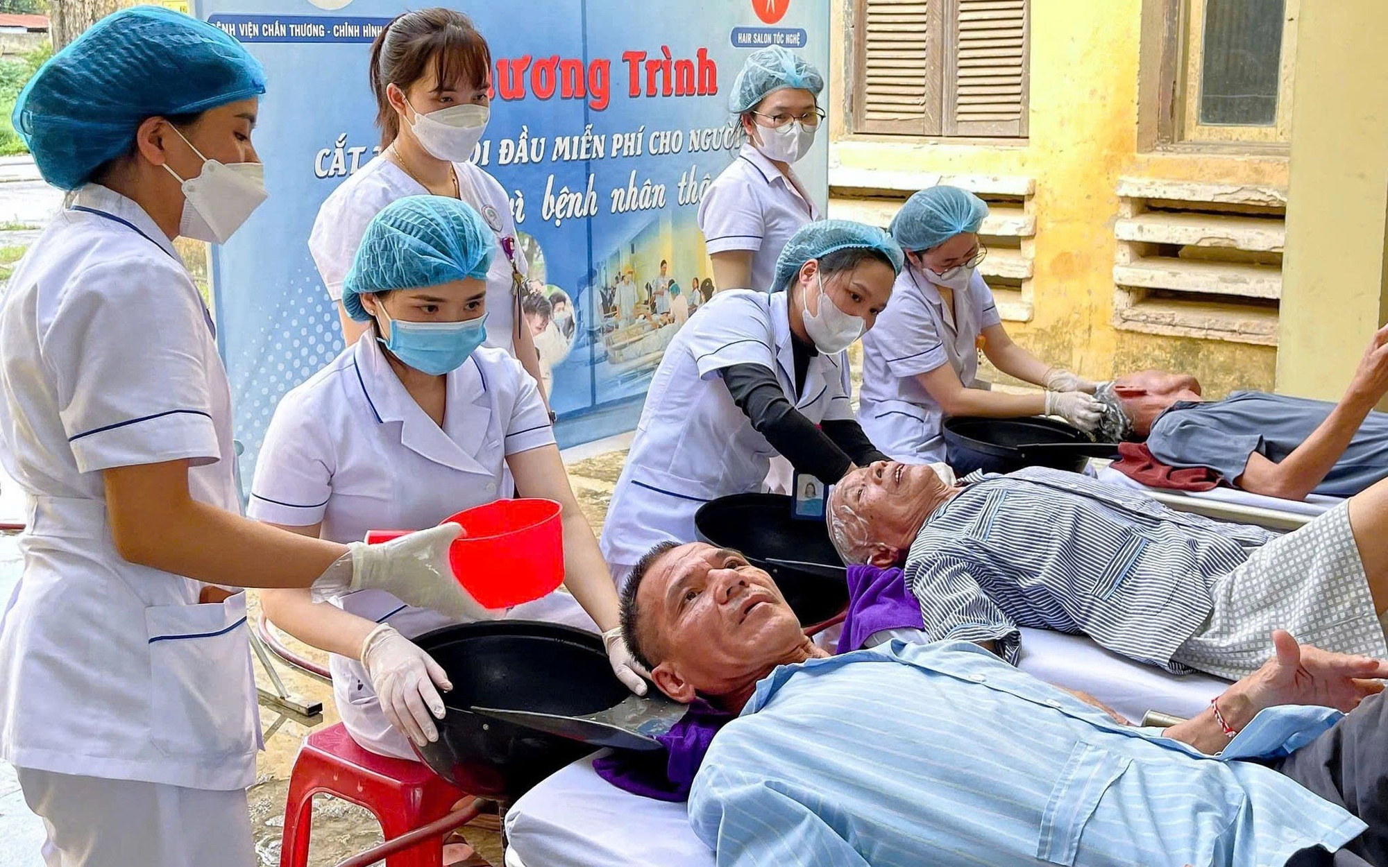 Hơn 200 bệnh nhân được cắt tóc, gội đầu miễn phí ngay tại bệnh viện- Ảnh 6.