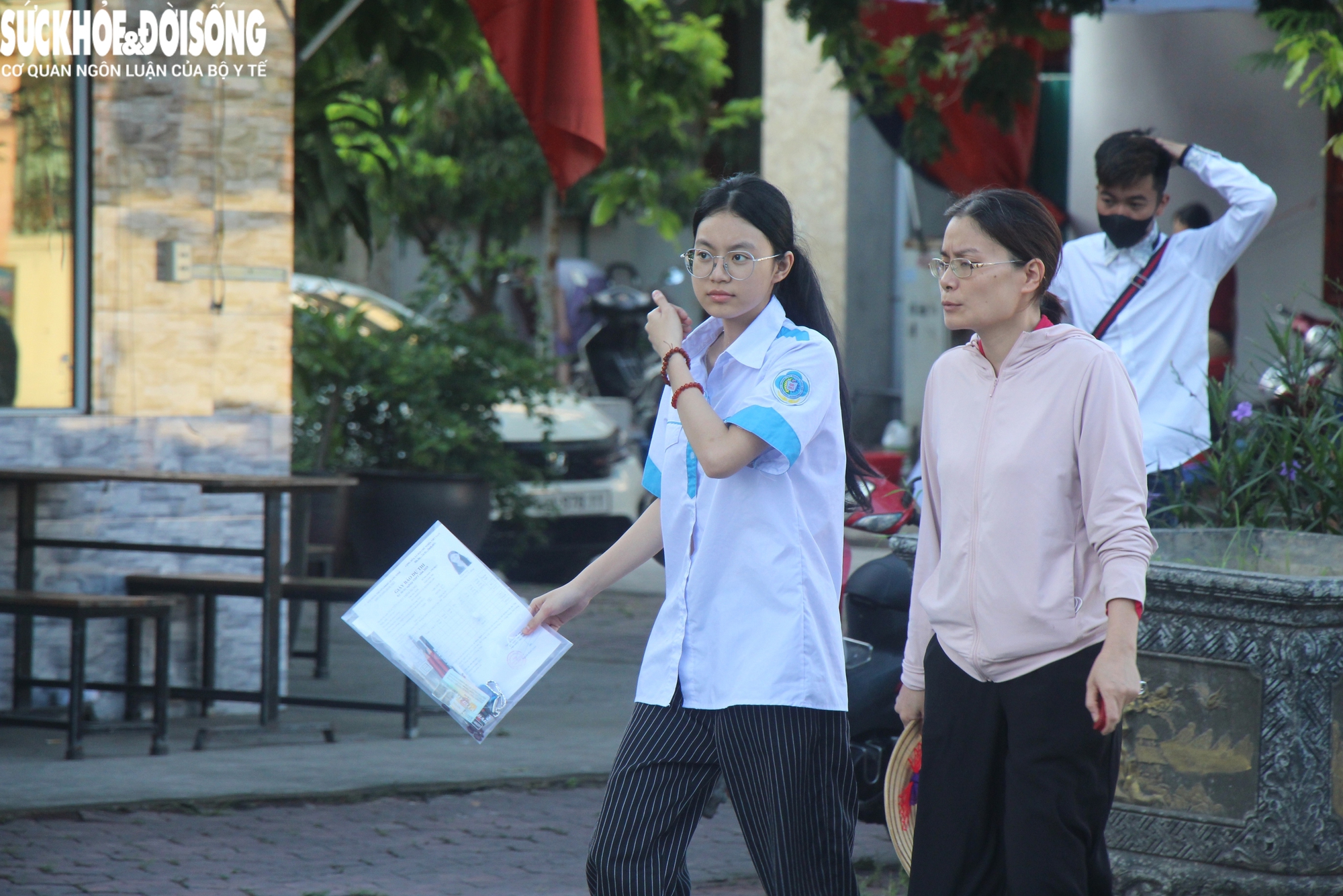Kỳ thi tốt nghiệp THPT năm 2025 tại Quảng Ninh: Phụ huynh hồi hộp hơn cả sĩ tử- Ảnh 2. Kỳ thi tốt nghiệp THPT năm 2025 tại Quảng Ninh: Phụ huynh hồi hộp hơn cả sĩ tử- Ảnh 2.