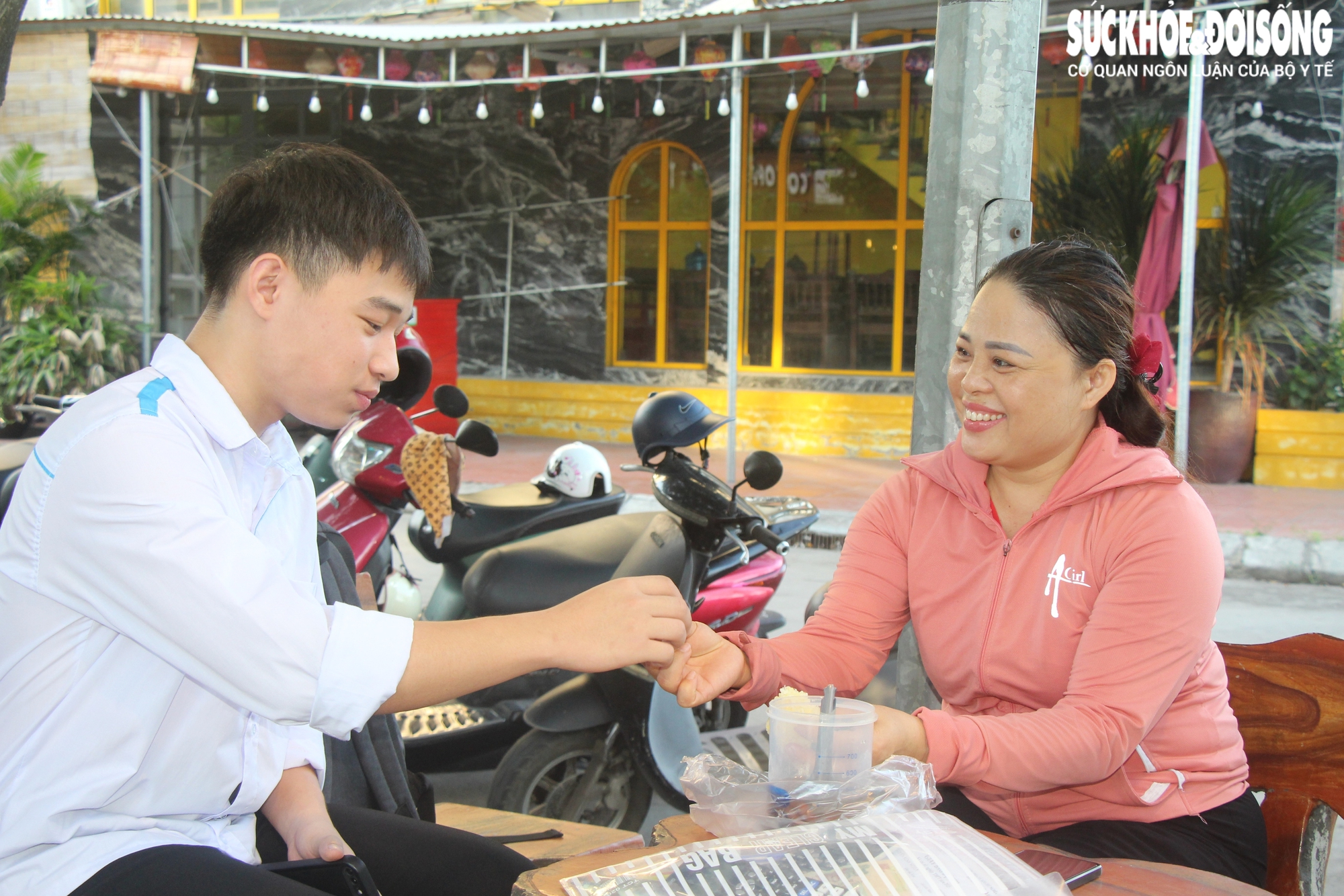 Kỳ thi tốt nghiệp THPT năm 2025 tại Quảng Ninh: Phụ huynh hồi hộp hơn cả sĩ tử- Ảnh 5. Kỳ thi tốt nghiệp THPT năm 2025 tại Quảng Ninh: Phụ huynh hồi hộp hơn cả sĩ tử- Ảnh 5.