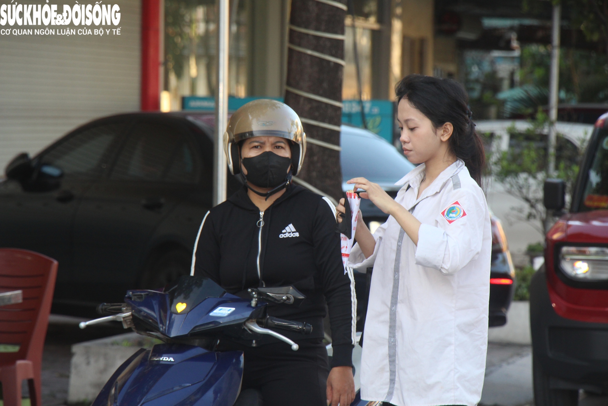 Kỳ thi tốt nghiệp THPT năm 2025 tại Quảng Ninh: Phụ huynh hồi hộp hơn cả sĩ tử- Ảnh 10. Kỳ thi tốt nghiệp THPT năm 2025 tại Quảng Ninh: Phụ huynh hồi hộp hơn cả sĩ tử- Ảnh 10.