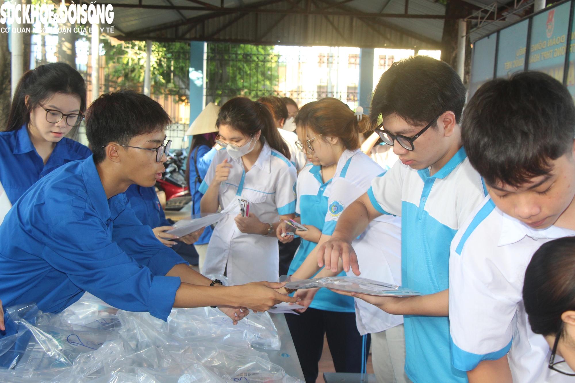 Kỳ thi tốt nghiệp THPT năm 2025 tại Quảng Ninh: Phụ huynh hồi hộp hơn cả sĩ tử- Ảnh 11. Kỳ thi tốt nghiệp THPT năm 2025 tại Quảng Ninh: Phụ huynh hồi hộp hơn cả sĩ tử- Ảnh 11.