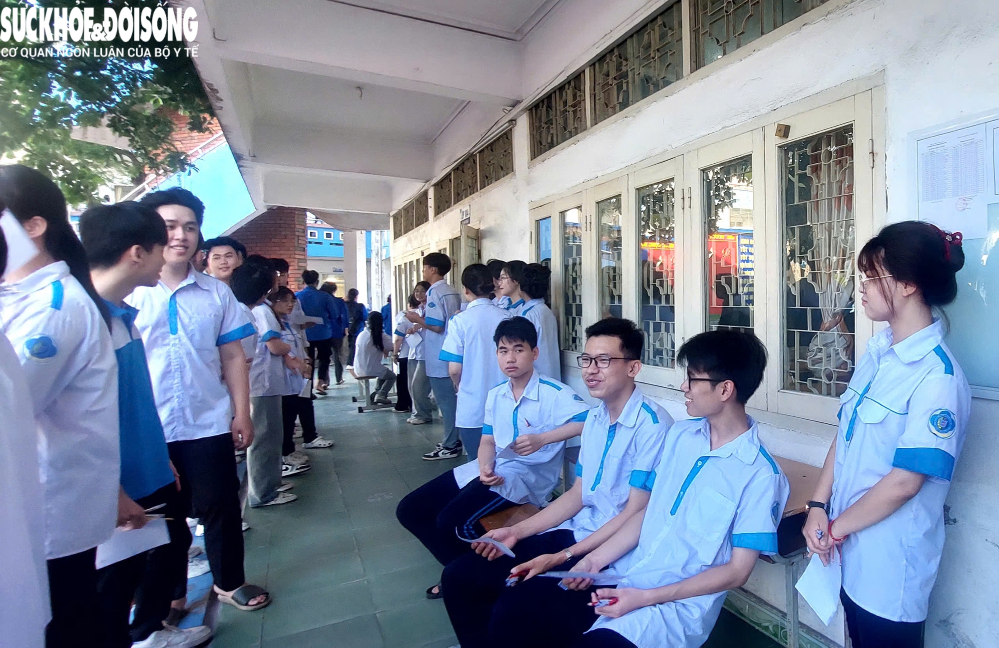 Kỳ thi tốt nghiệp THPT năm 2025 tại Quảng Ninh: Phụ huynh hồi hộp hơn cả sĩ tử- Ảnh 12. Kỳ thi tốt nghiệp THPT năm 2025 tại Quảng Ninh: Phụ huynh hồi hộp hơn cả sĩ tử- Ảnh 12.