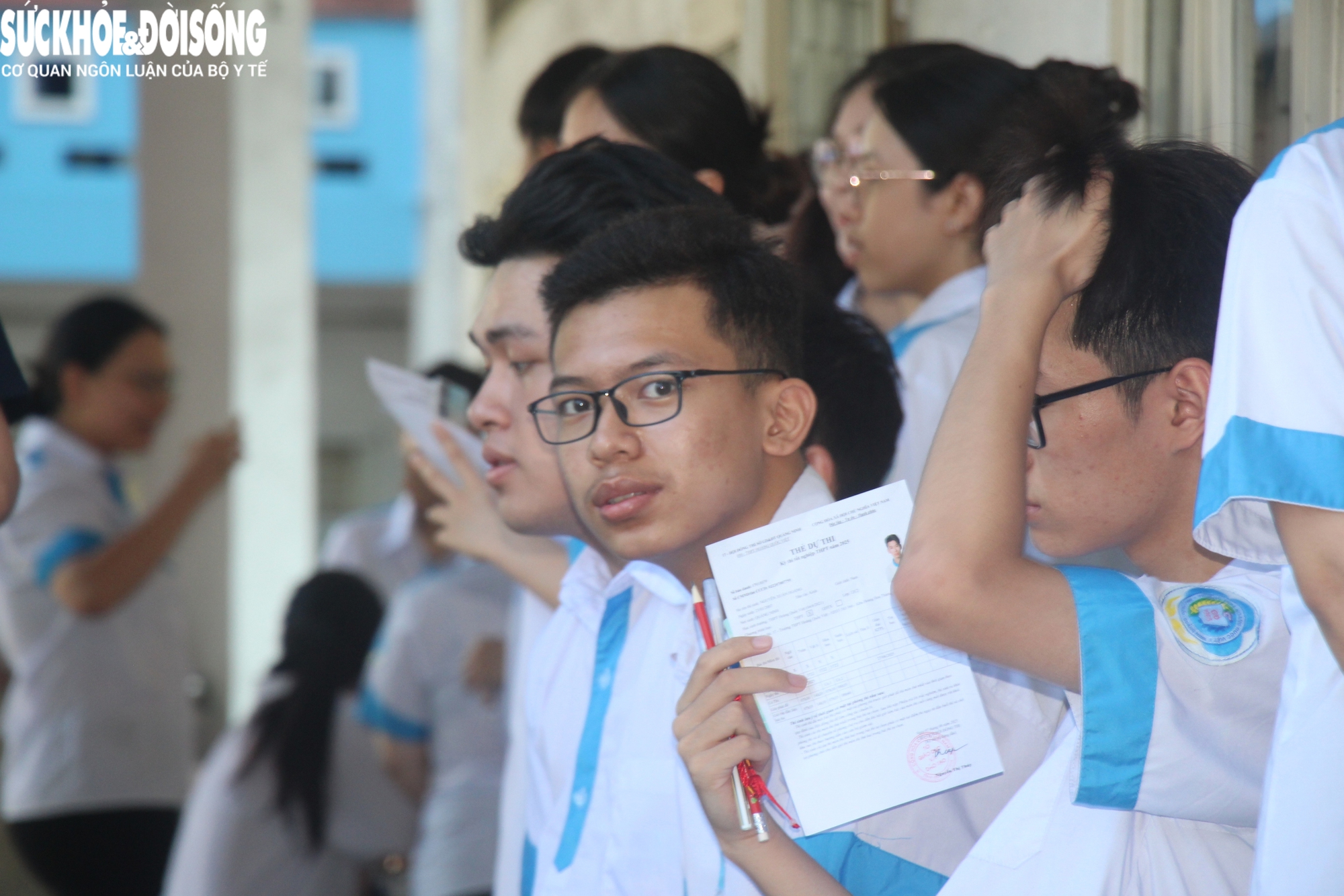 Kỳ thi tốt nghiệp THPT năm 2025 tại Quảng Ninh: Phụ huynh hồi hộp hơn cả sĩ tử- Ảnh 13. Kỳ thi tốt nghiệp THPT năm 2025 tại Quảng Ninh: Phụ huynh hồi hộp hơn cả sĩ tử- Ảnh 13.