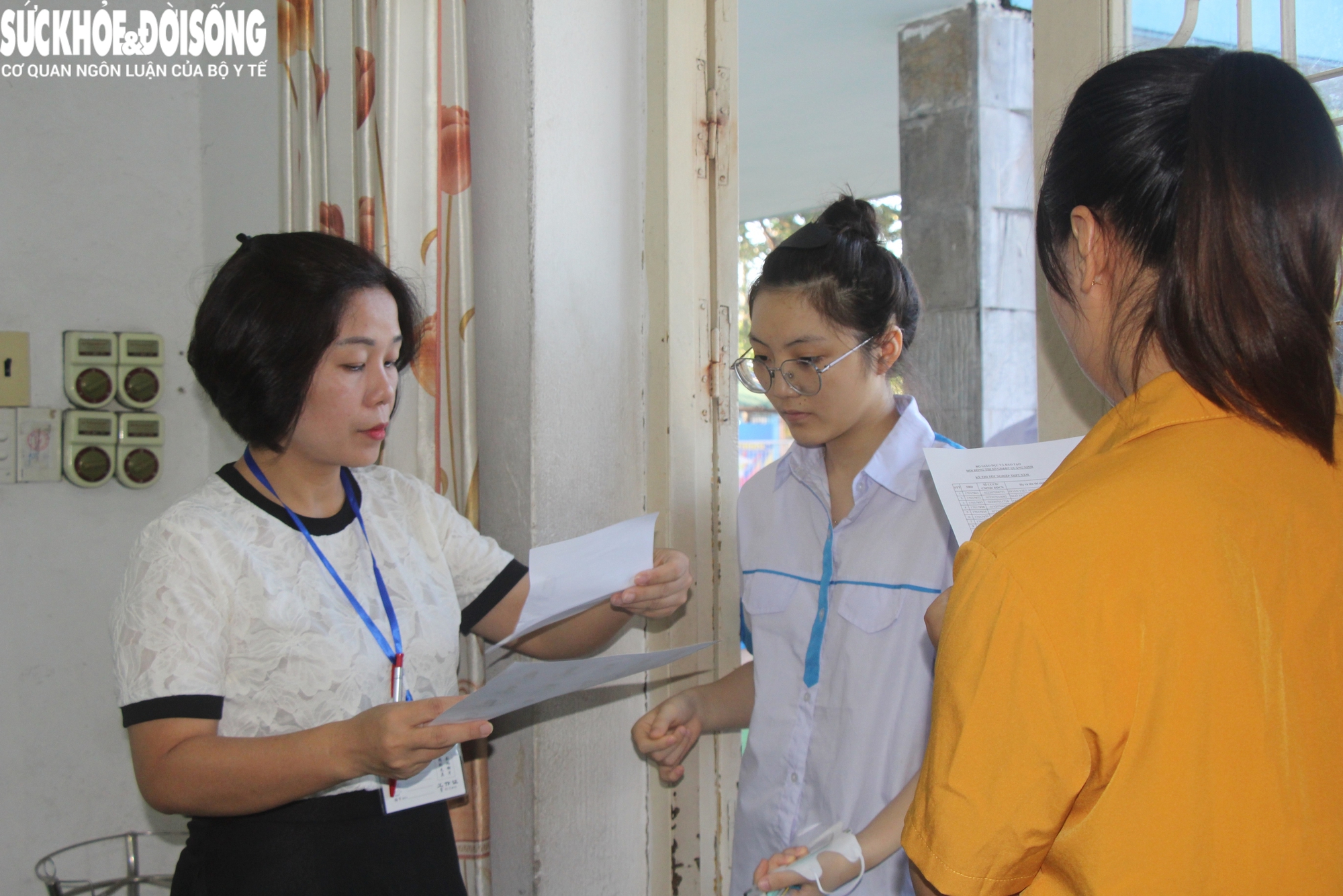 Kỳ thi tốt nghiệp THPT năm 2025 tại Quảng Ninh: Phụ huynh hồi hộp hơn cả sĩ tử- Ảnh 15. Kỳ thi tốt nghiệp THPT năm 2025 tại Quảng Ninh: Phụ huynh hồi hộp hơn cả sĩ tử- Ảnh 15.