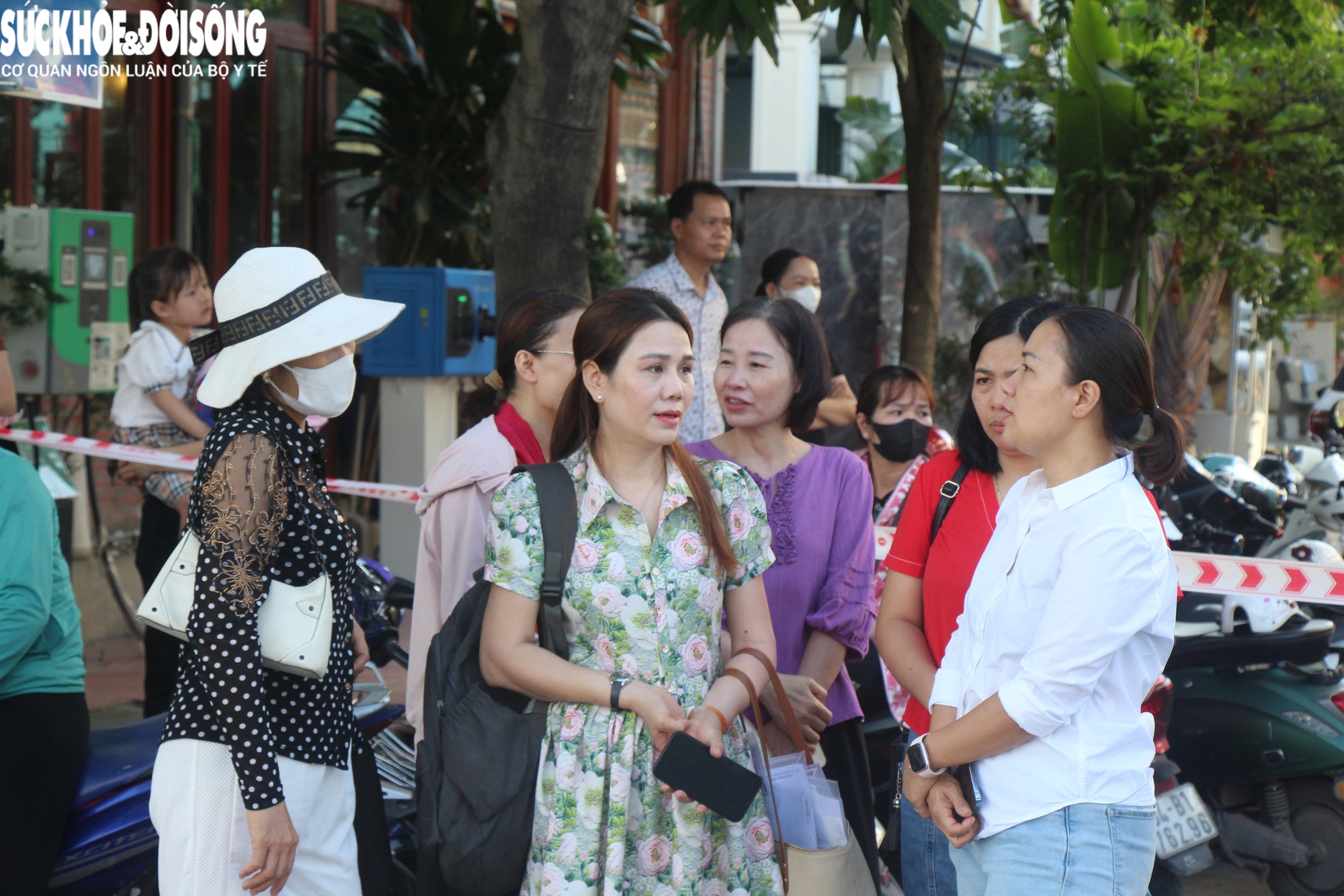 Kỳ thi tốt nghiệp THPT năm 2025 tại Quảng Ninh: Phụ huynh hồi hộp hơn cả sĩ tử- Ảnh 19. Kỳ thi tốt nghiệp THPT năm 2025 tại Quảng Ninh: Phụ huynh hồi hộp hơn cả sĩ tử- Ảnh 19.