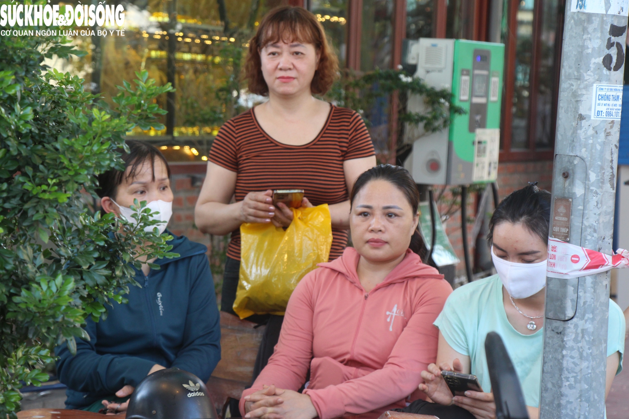 Kỳ thi tốt nghiệp THPT năm 2025 tại Quảng Ninh: Phụ huynh hồi hộp hơn cả sĩ tử- Ảnh 18. Kỳ thi tốt nghiệp THPT năm 2025 tại Quảng Ninh: Phụ huynh hồi hộp hơn cả sĩ tử- Ảnh 18.