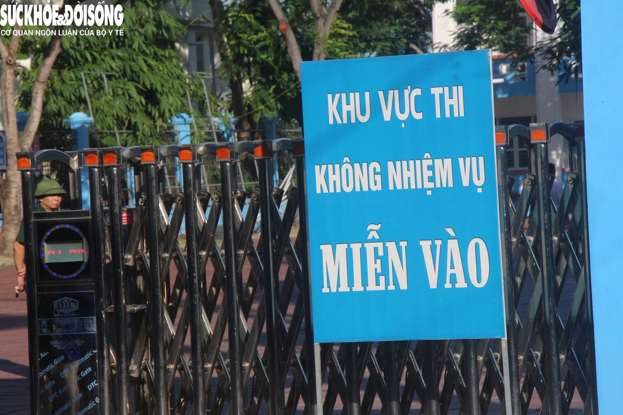 Kỳ thi tốt nghiệp THPT năm 2025 tại Quảng Ninh: Phụ huynh hồi hộp hơn cả sĩ tử- Ảnh 17. Kỳ thi tốt nghiệp THPT năm 2025 tại Quảng Ninh: Phụ huynh hồi hộp hơn cả sĩ tử- Ảnh 17.