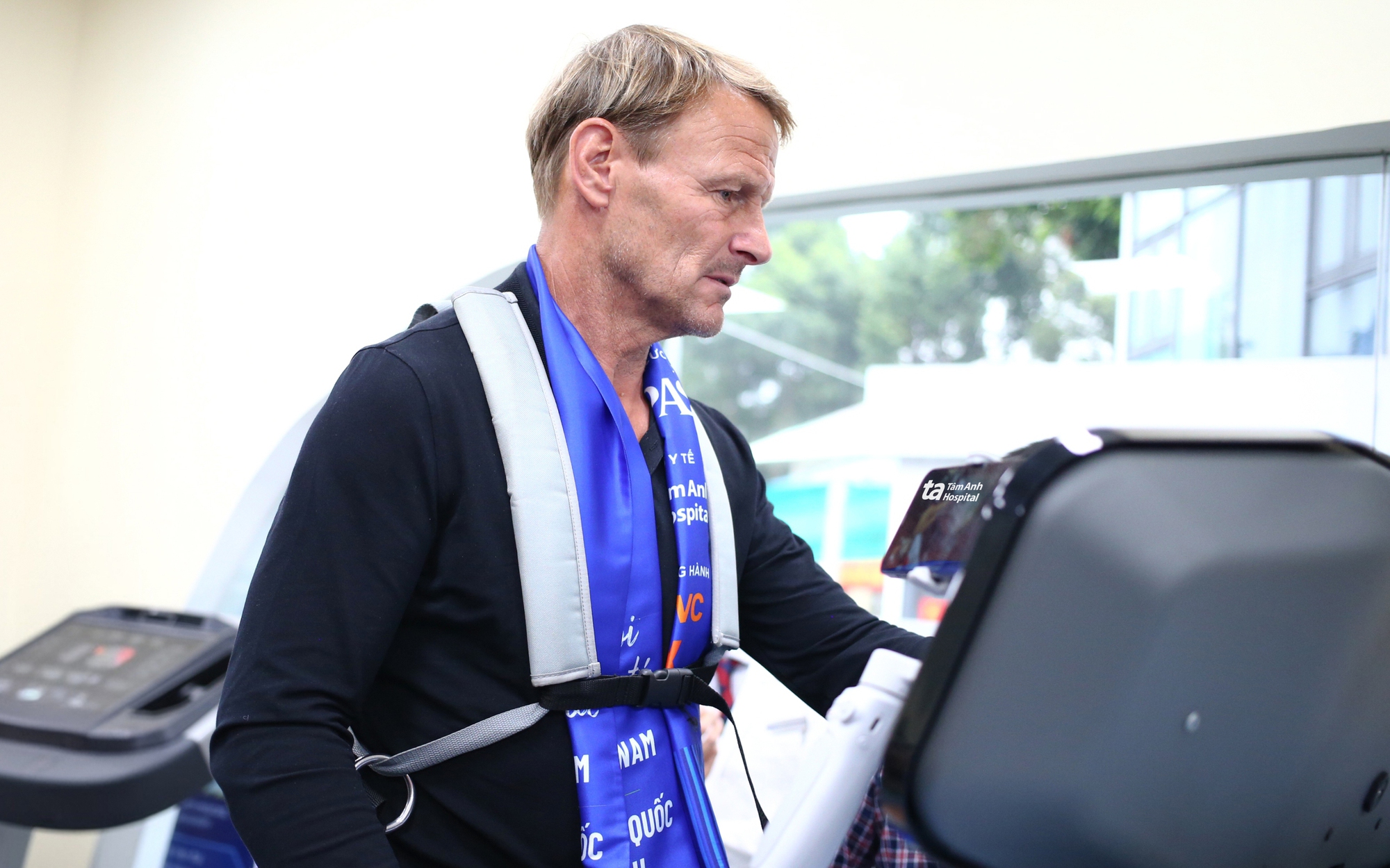 danh thu teddy sheringham trai nghiem he thong tap phuc hoi khong trong luc r force 17509154313801950384874 67 0 1667 2560 crop 17509155217211871553405