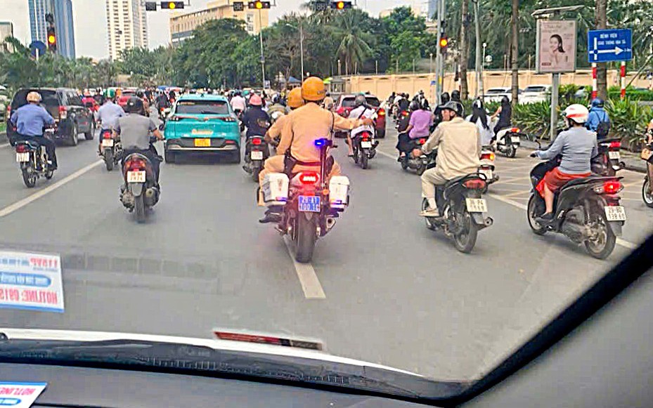 Bé 2 tháng tuổi sốt cao nghi nhiễm khuẩn được CSGT Hà Nội mở đường đến bệnh viện