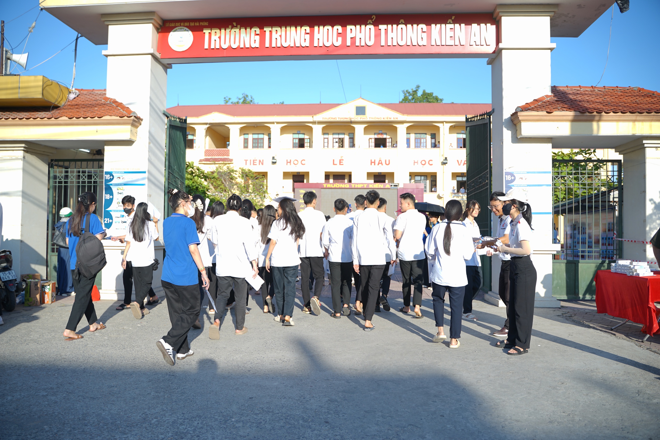 Thí sinh Hải Phòng phấn khởi vì đề Ngữ văn hay và rộng, nhiều chất liệu để viết- Ảnh 1. Thí sinh Hải Phòng phấn khởi vì đề Ngữ văn hay và rộng, nhiều chất liệu để viết- Ảnh 1.