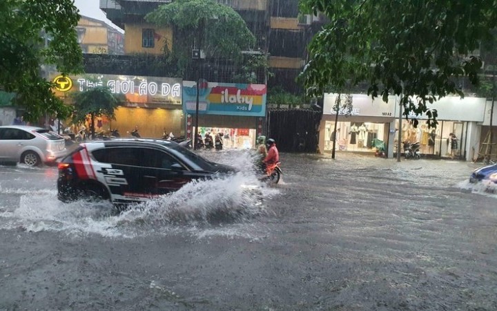 Miền Bắc mưa dông rải rác trước khi bước vào đợt mưa cực lớn