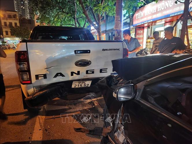 Ô tô tông loạt xe máy tại Bắc Ninh, 2 người bị thương- Ảnh 1. Ô tô tông loạt xe máy tại Bắc Ninh, 2 người bị thương- Ảnh 1.