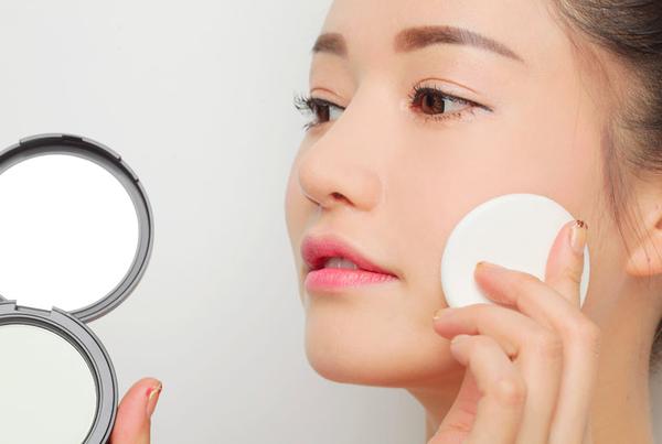 6 sai lầm khiến lớp trang điểm nhanh trôi trong mùa nóng- Ảnh 2. 6 sai lầm khiến lớp trang điểm nhanh trôi trong mùa nóng- Ảnh 2.