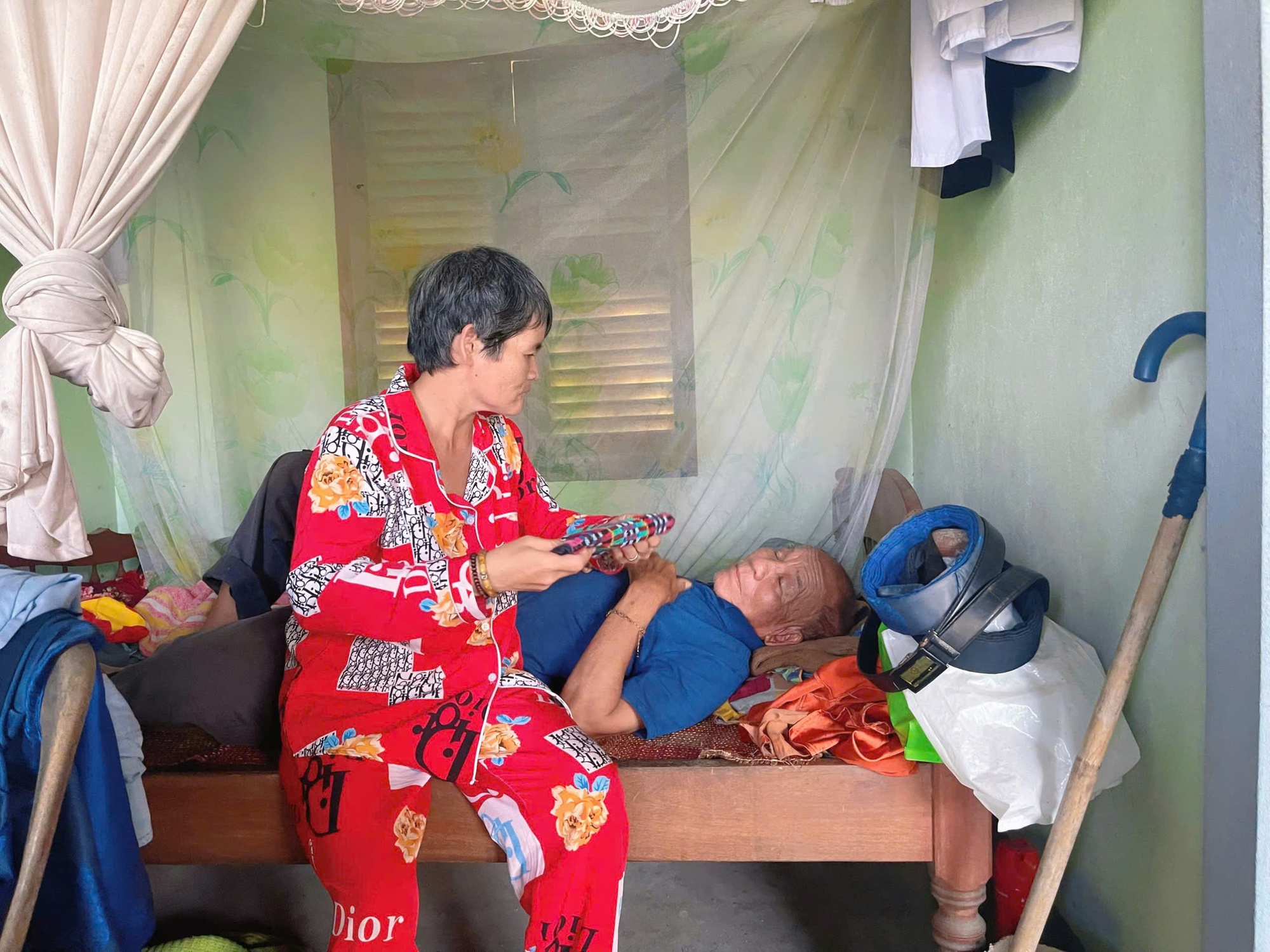 Xót thương hoàn cảnh cụ ông 85 tuổi chăm con gái và cháu ngoại cùng bị bệnh tâm thần, con trai bị tai nạn giảm sút trí nhớ- Ảnh 1.