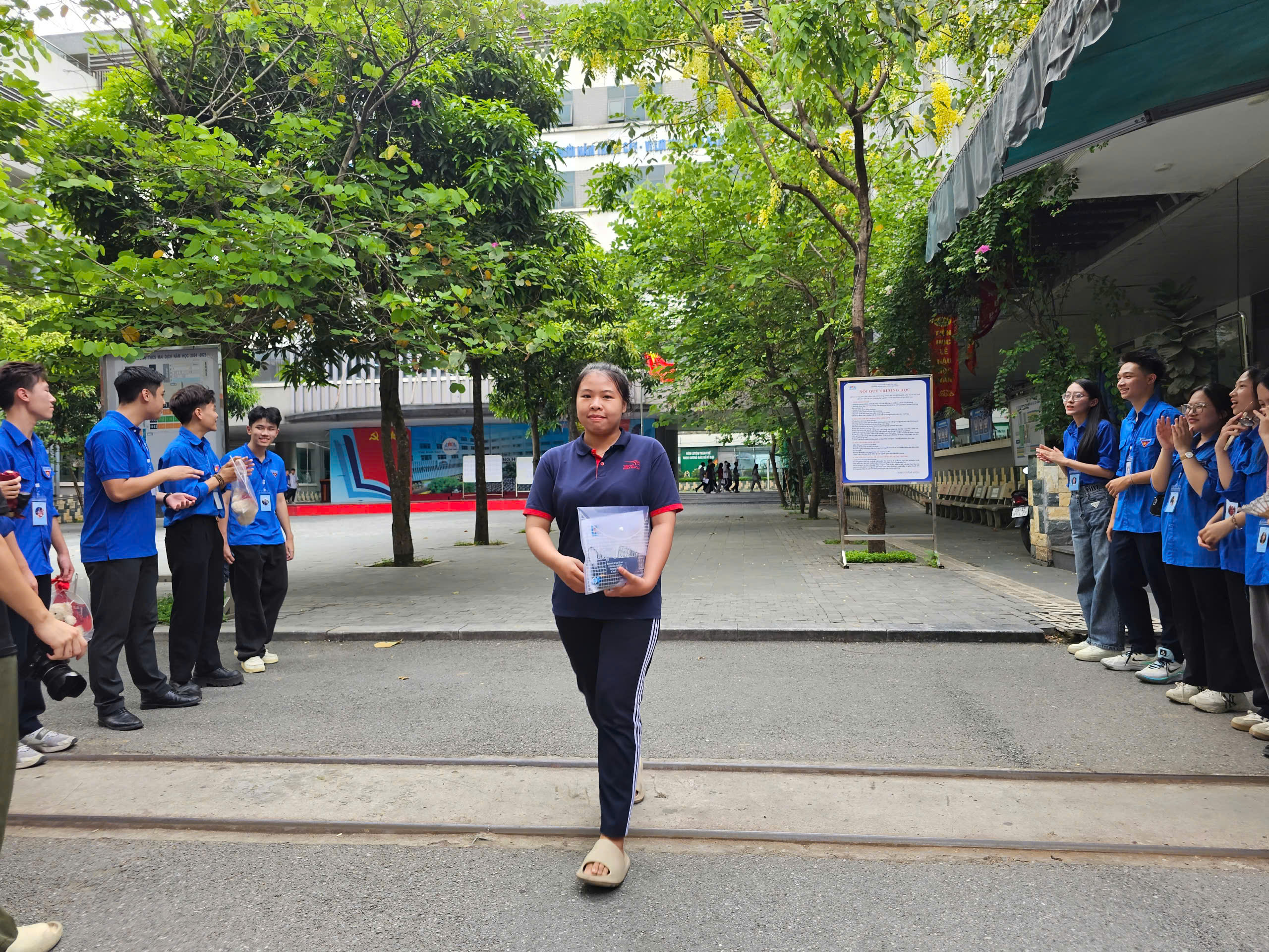 Đề Toán thi tốt nghiệp THPT 2025: Thí sinh 'khó nhằn' vì nhiều dạng thức lạ- Ảnh 4. Đề Toán thi tốt nghiệp THPT 2025: Thí sinh 'khó nhằn' vì nhiều dạng thức lạ- Ảnh 4.