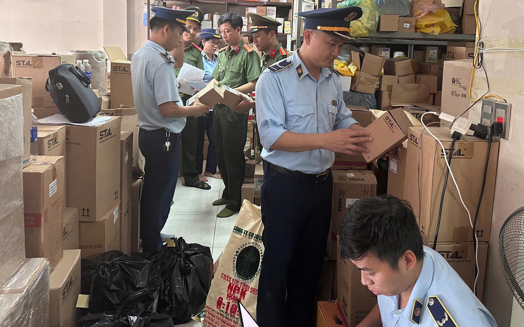 Triệt phá nhiều đường dây buôn hàng giả quy mô lớn tại Nghệ An