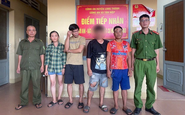 Phát hiện, bắt giữ 3 thanh niên mua ma túy giấu trong ốp lưng điện thoại - Ảnh 3.