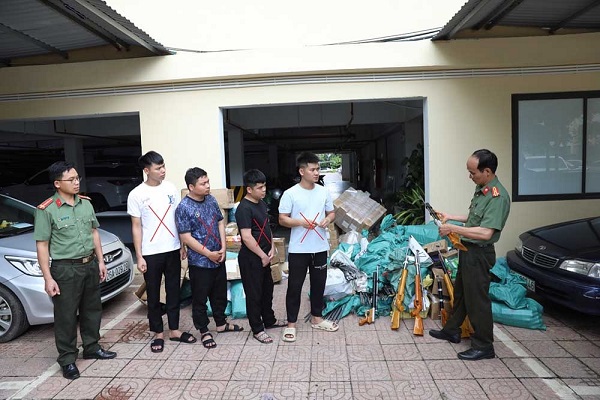 Triệt phá ổ nhóm chế tạo, tàng trữ, mua bán trái phép vũ khí quân dụng số lượng lớn- Ảnh 1. Triệt phá ổ nhóm chế tạo, tàng trữ, mua bán trái phép vũ khí quân dụng số lượng lớn- Ảnh 1.