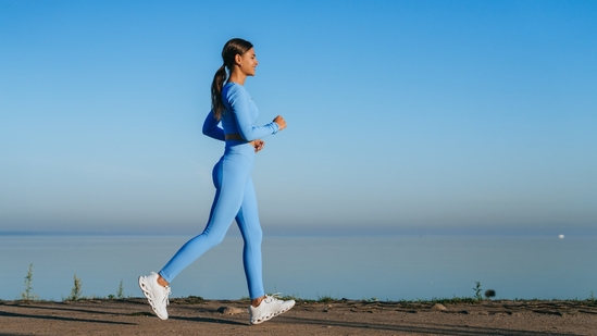 Cần đi bộ bao nhiêu để hạ cholesterol?- Ảnh 1. morning_walk_1749216410435_1749216425049