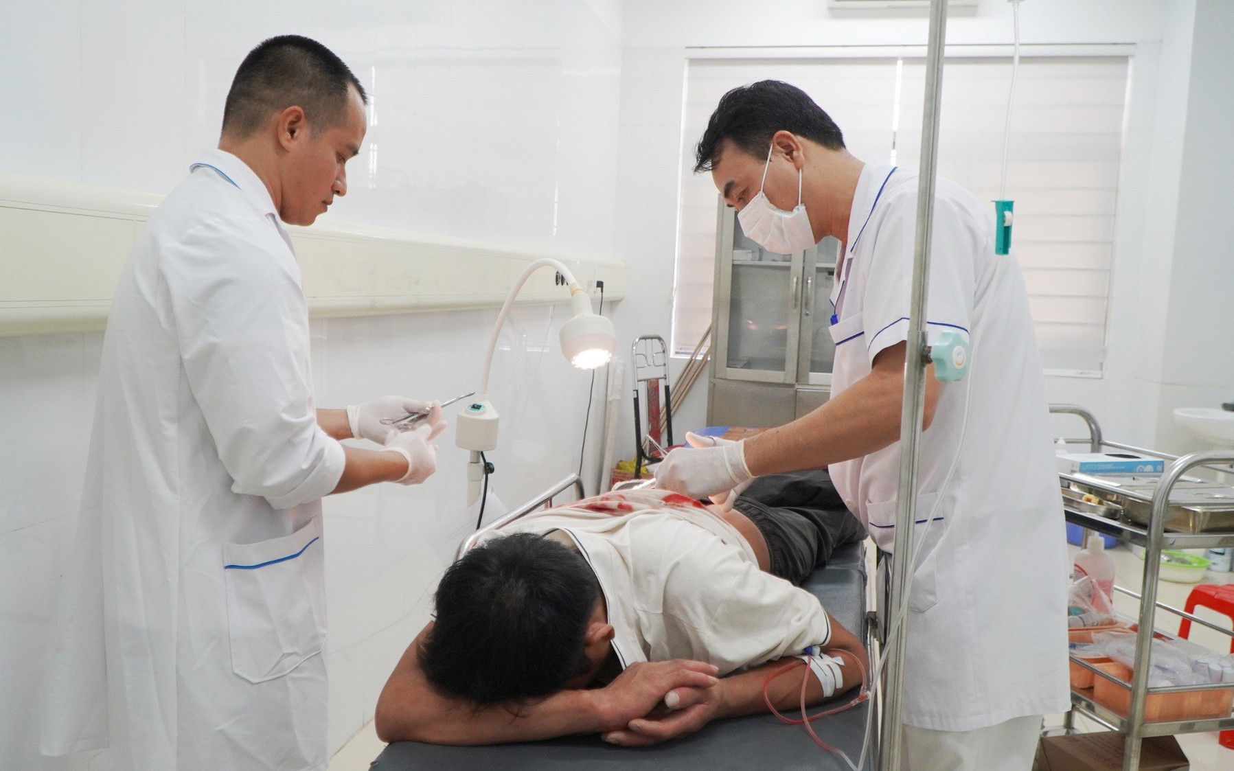 Cấp cứu, đưa sản phụ từ đảo Sinh Tồn về đất liền bằng máy bay- Ảnh 3.